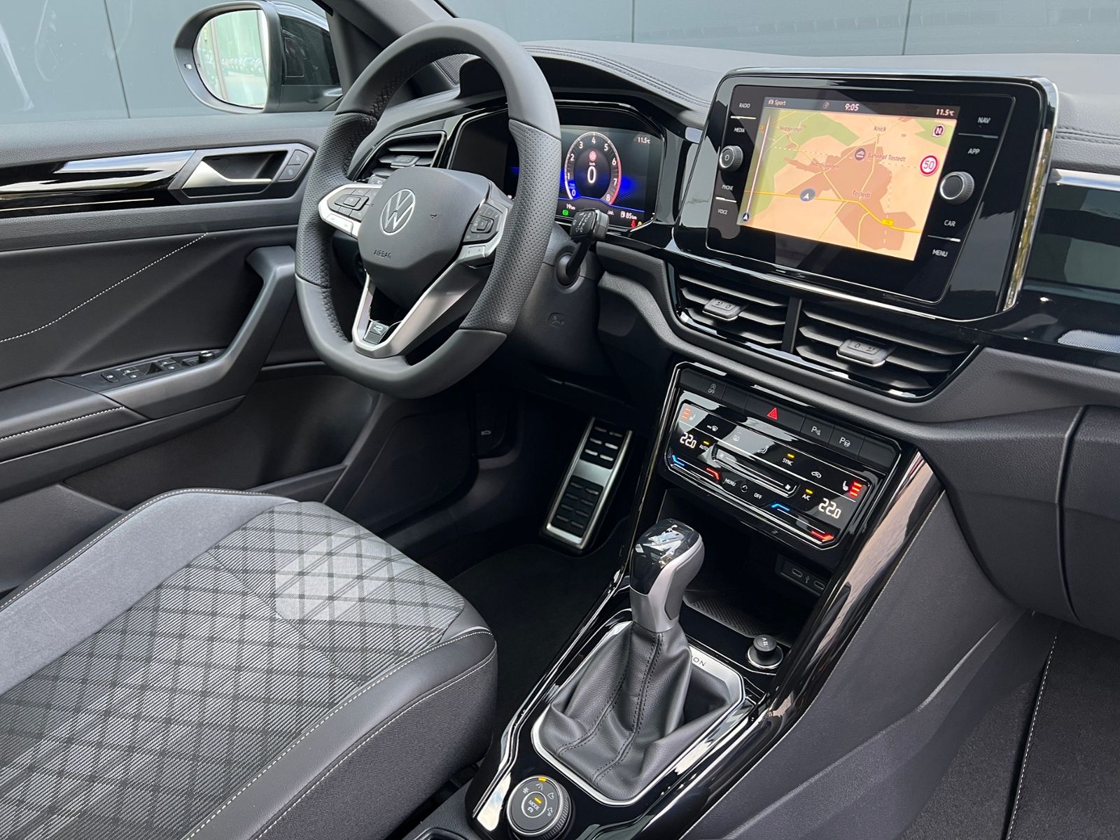 Fahrzeugabbildung Volkswagen T-Roc R-Line 2.0 TSI DSG 4MOTION *AHK, IQ.Light,