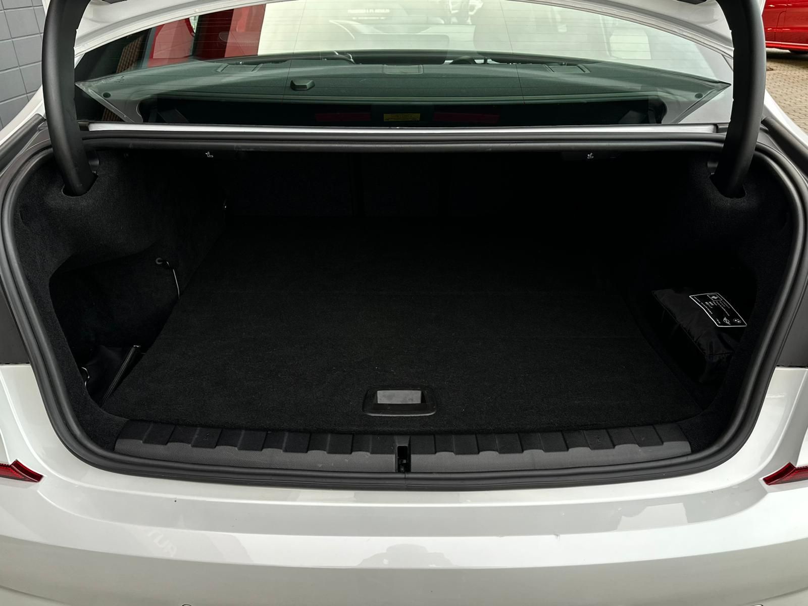 BMW 330 e M SPORT SHADOW* LED#SHZ#NAVI#TEMPO#360CAM - Image 7