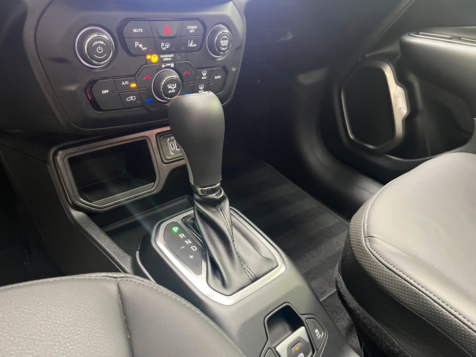 Fahrzeugabbildung Jeep Renegade 1.5 Mild-Hybrid FWD Summit*Pano*Leder