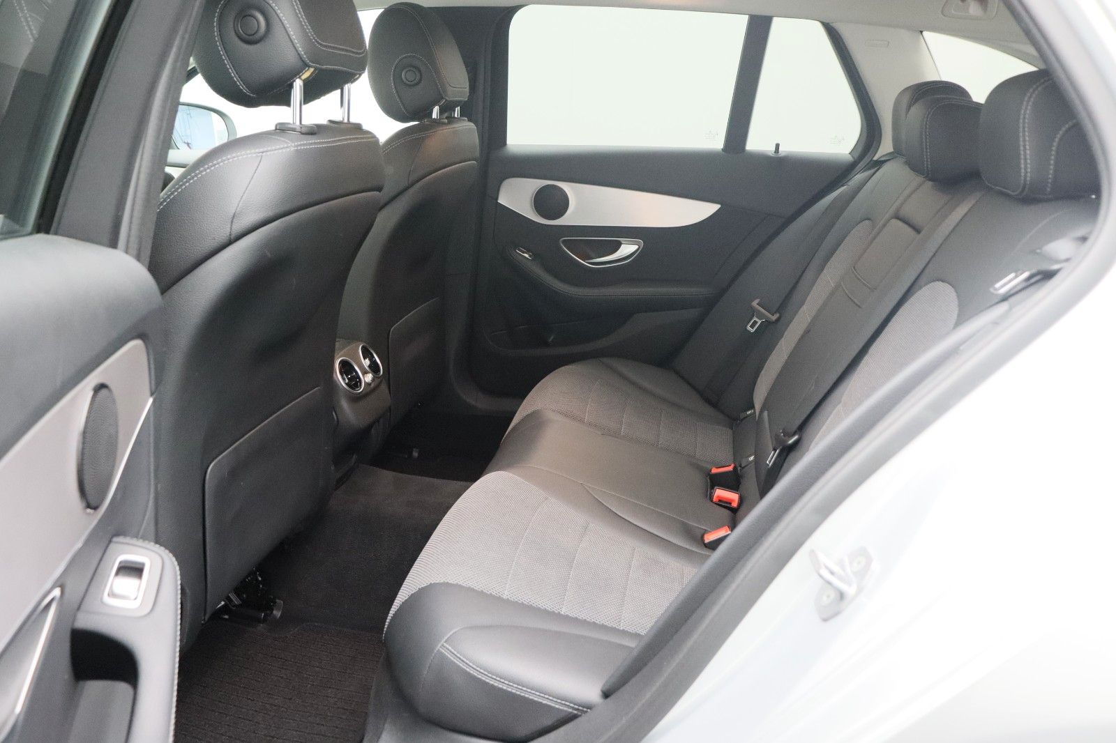 Fahrzeugabbildung Mercedes-Benz C 300 T-Modell 4Matic ACC AHK LED