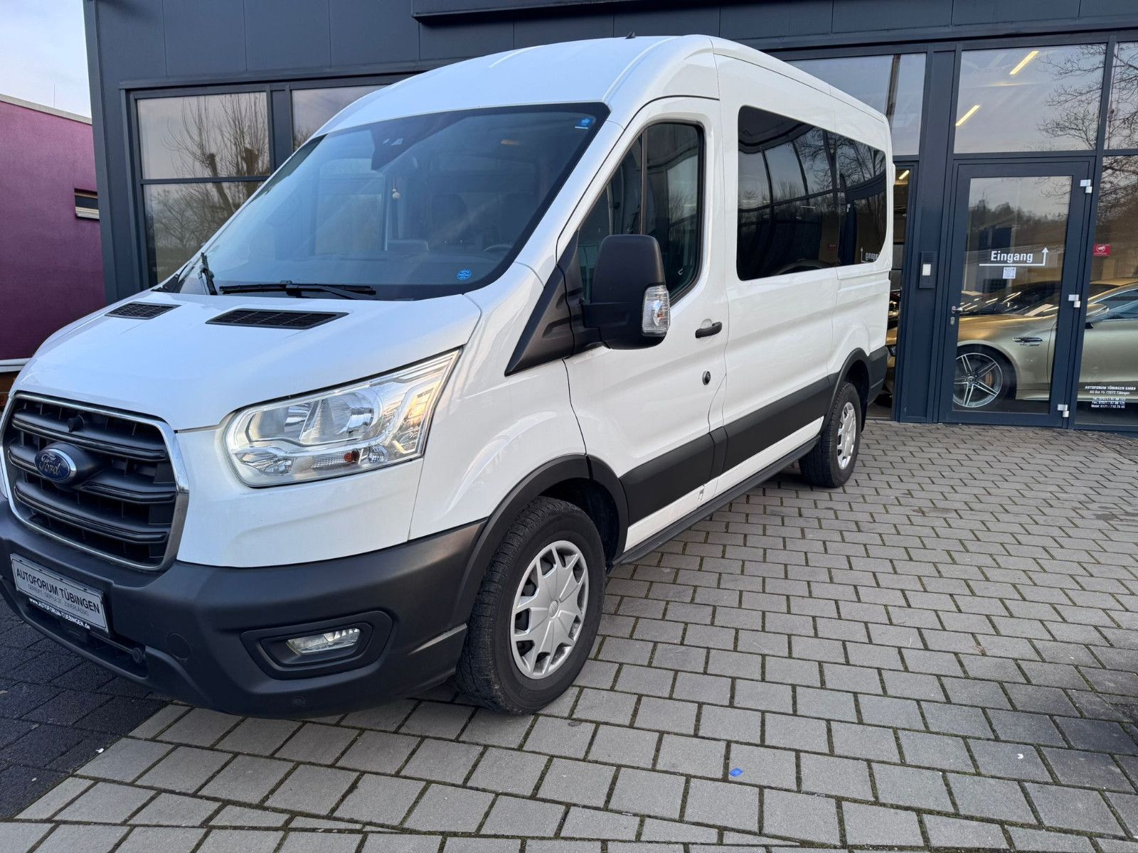 Fahrzeugabbildung Ford TRANSIT 330 L2H2*9-SITZE*LEDER*2xKLIMA*NAVI