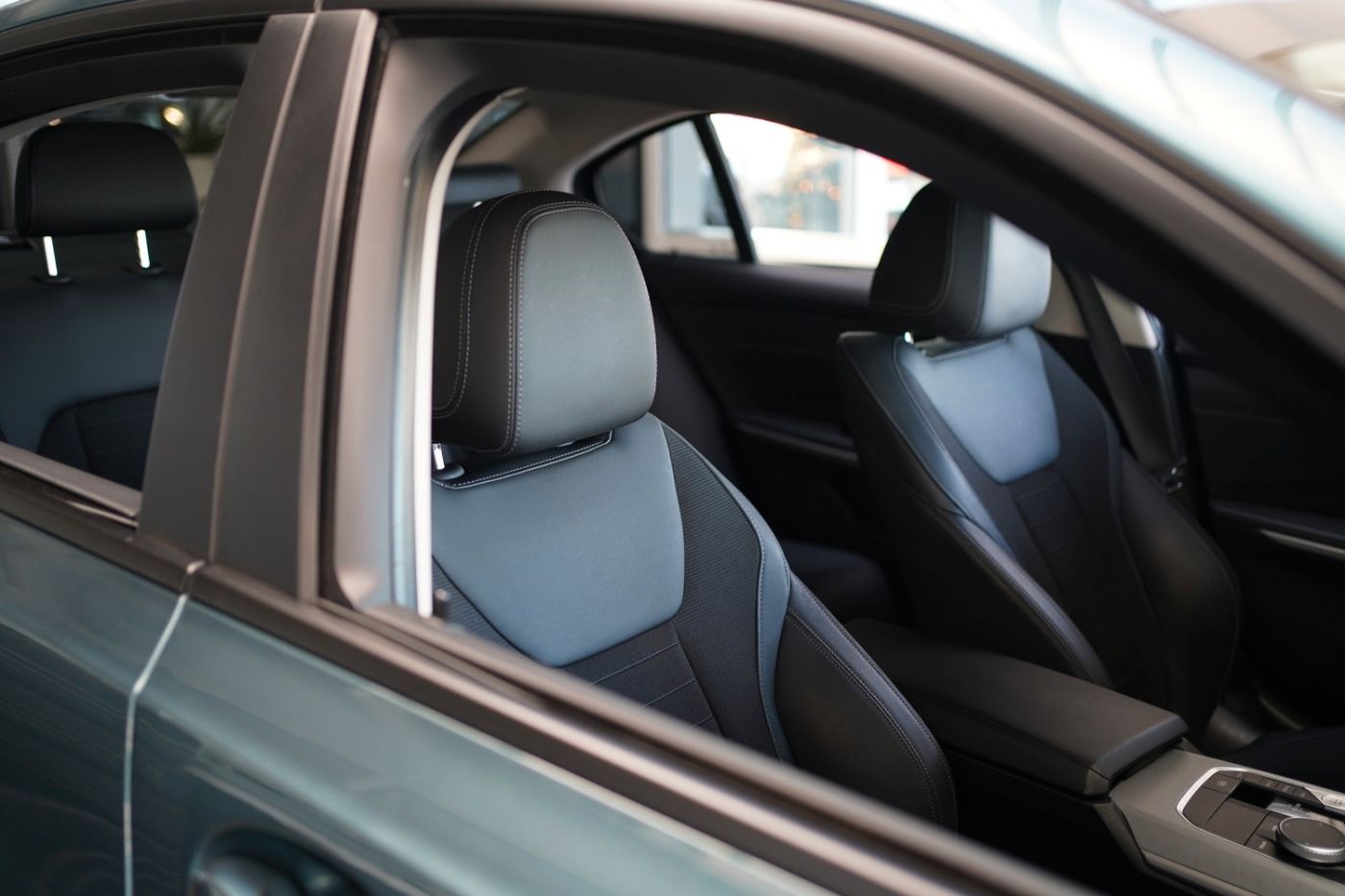 Fahrzeugabbildung BMW 320i Advantage Head Up+Parking u. Driving Ass.++