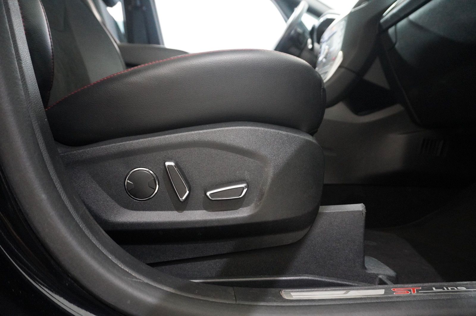 Fahrzeugabbildung Ford S-Max 2.0D ST LINE 7-SITZE NAVI/LED/KAMERA/AHK