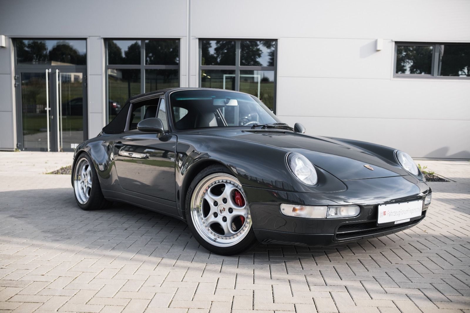 Fahrzeugabbildung Porsche 993 Carrera Cabriolet, NEUWERTIG von APCarDesign