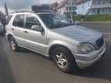 Mercedes-Benz ML 320 - - Mercedes-Benz ML 320 aus 2000