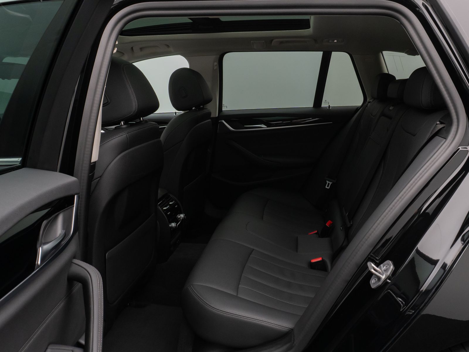 Fahrzeugabbildung BMW 520d Panorama Kamera DAB HiFi ACC Alarm M Sport