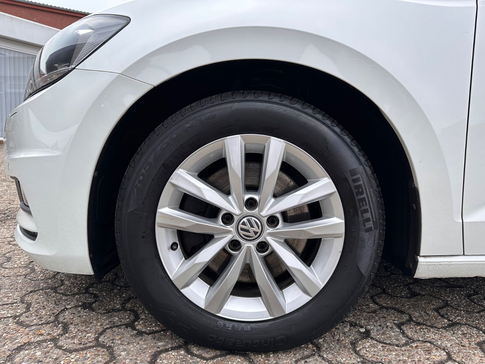 Fahrzeugabbildung Volkswagen Touran Comfortline 1.4 TSI 7-Sitze/ACC/SHZG/Navi