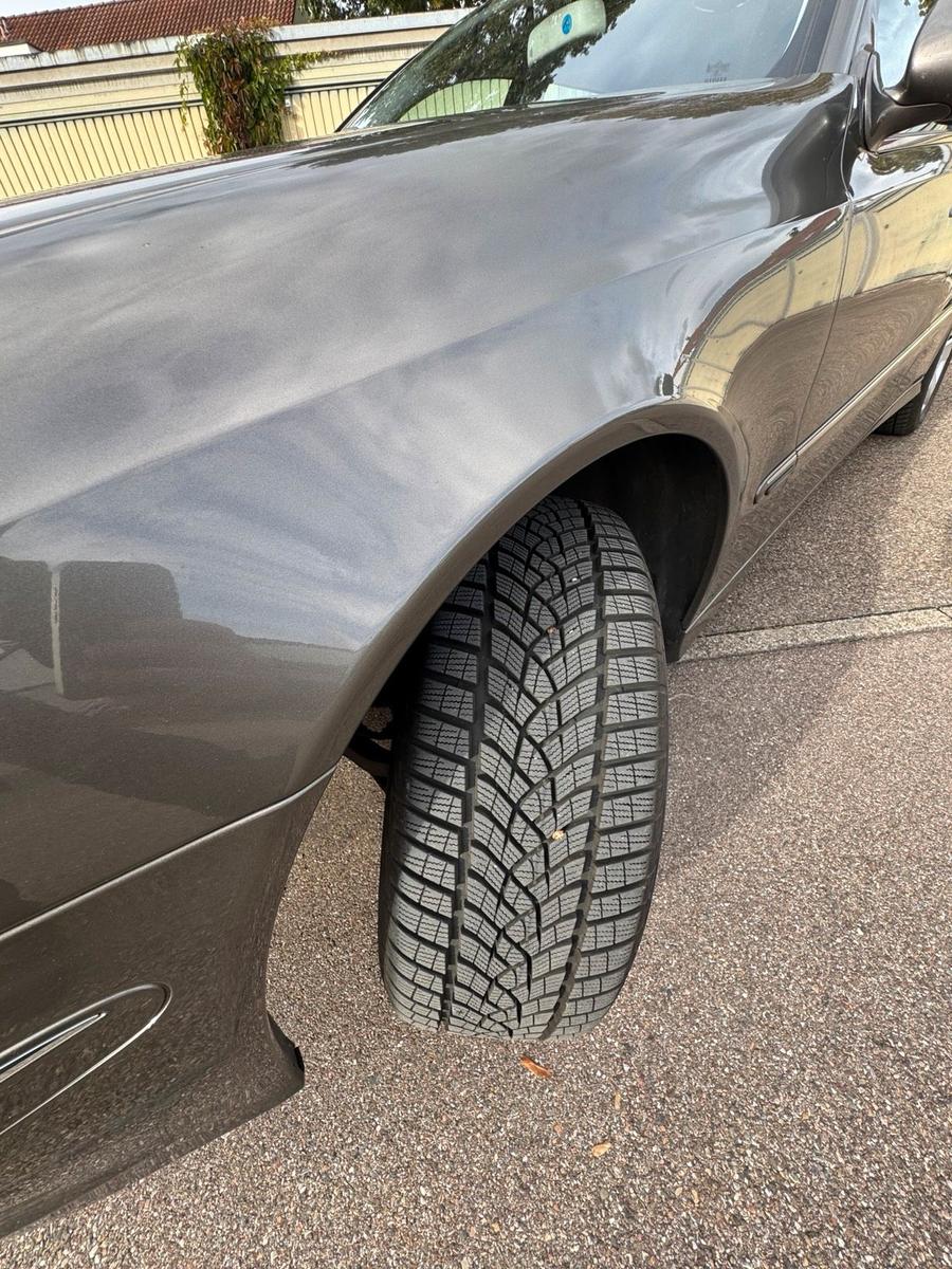 Mercedes-Benz E280 2007 — вигляд ззаду