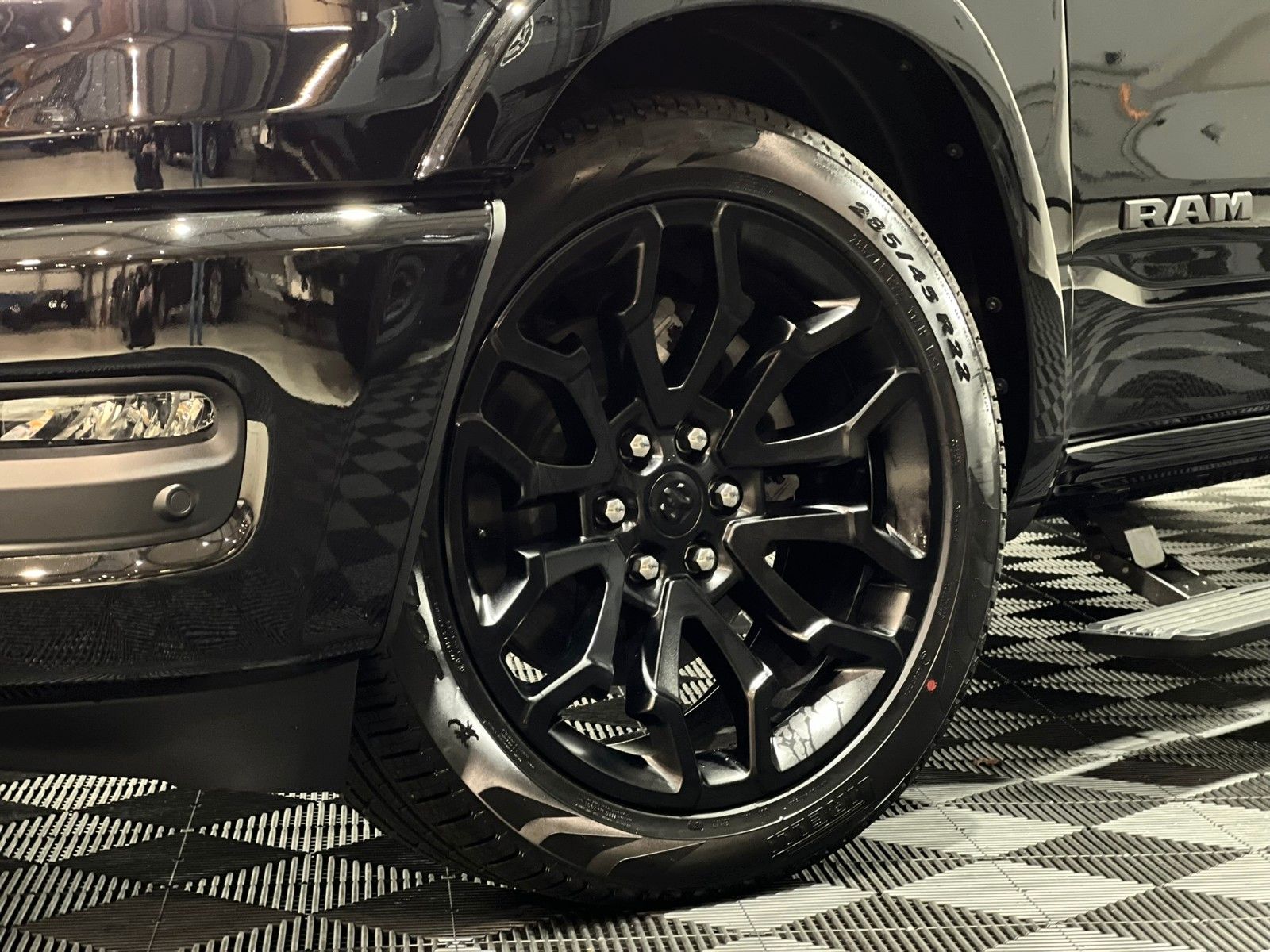 Fahrzeugabbildung Dodge RAM 1500 Limited Night MY25 *Ebony Red seats*