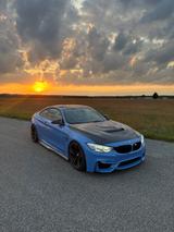 BMW M4 YAS MARINE MANUAL - blaue BMW M4