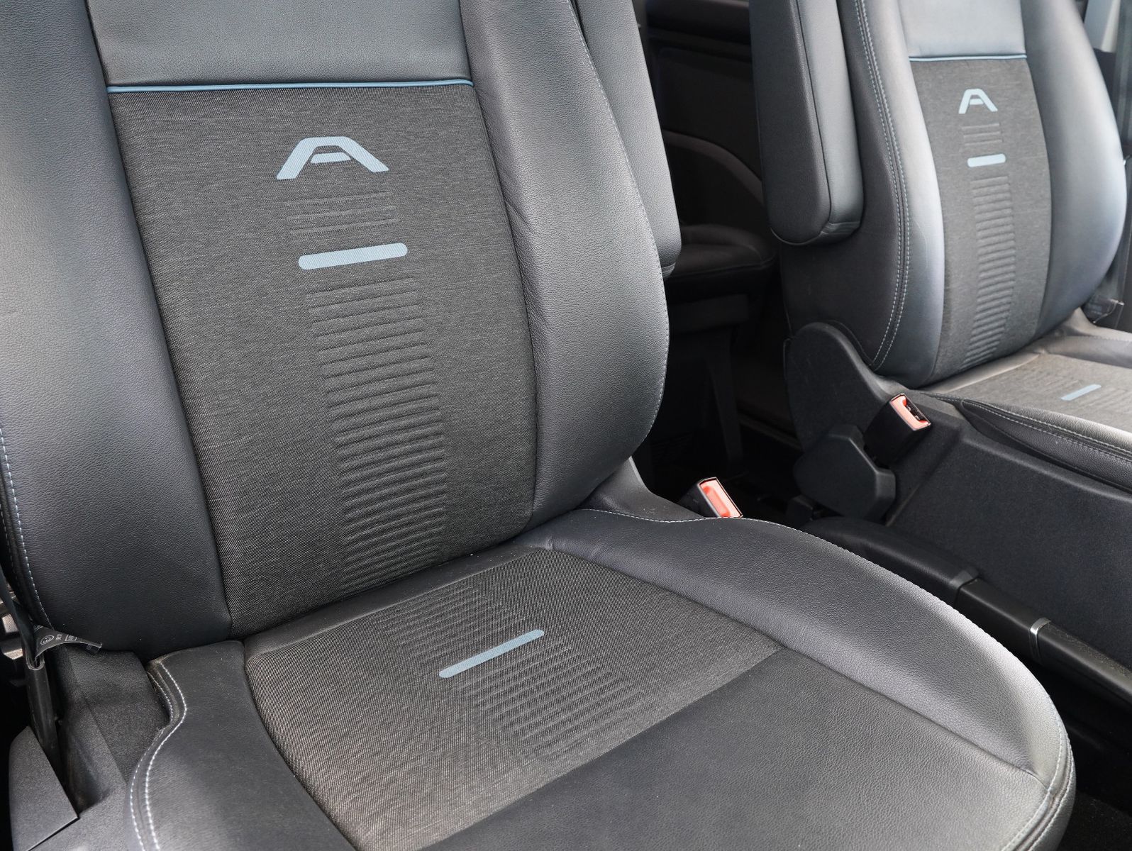Fahrzeugabbildung Ford Tourneo Custom 320 L1 Active 8-SITZER