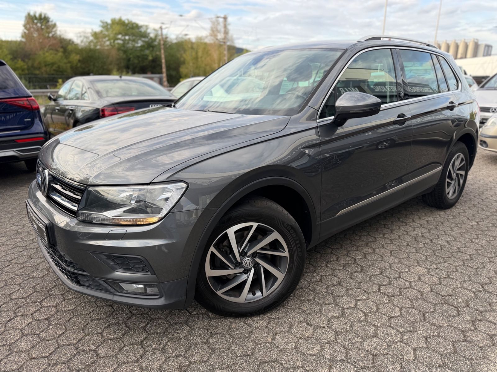 Volkswagen Tiguan - 1