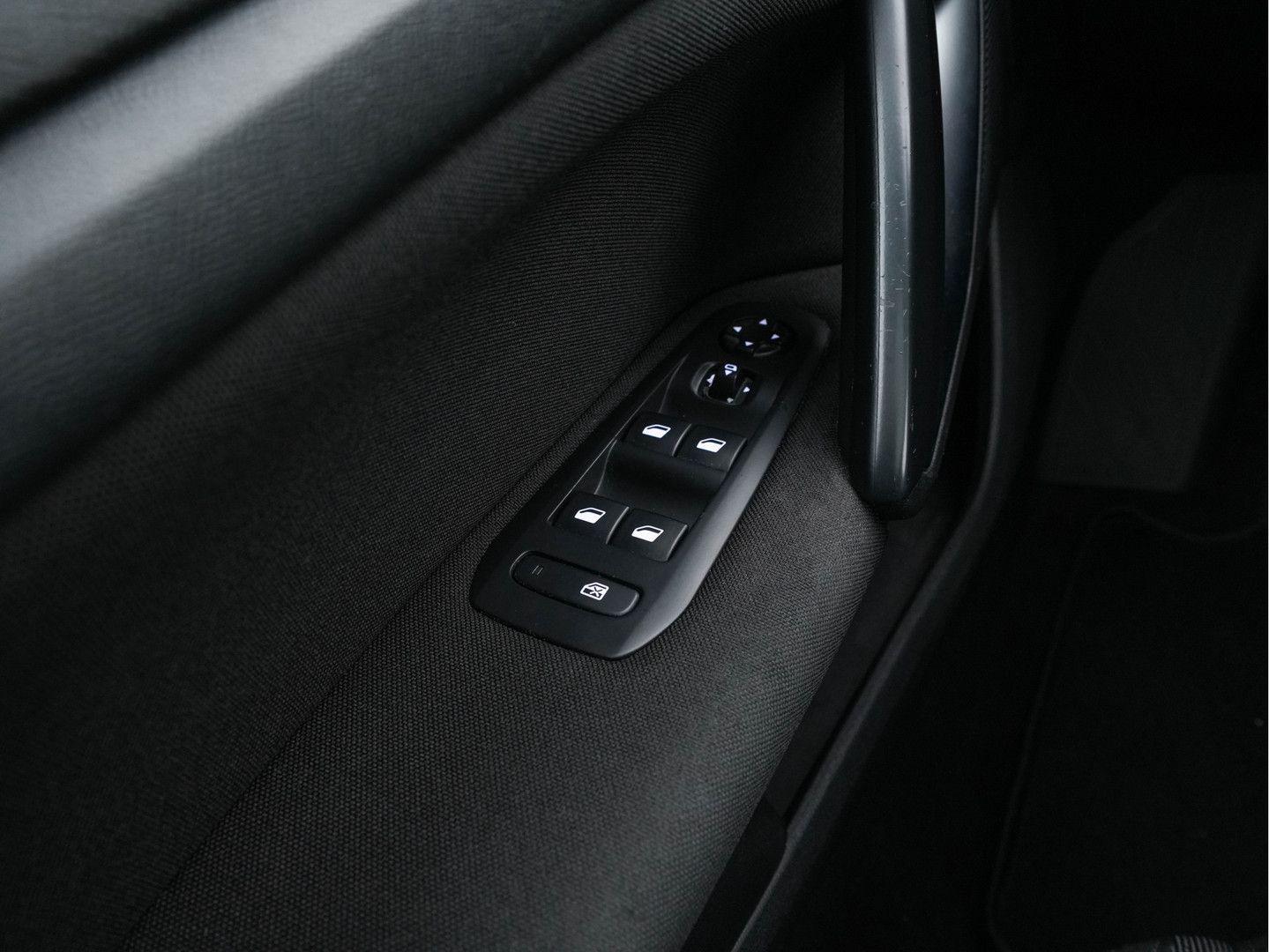 Peugeot 308 2015 — photo 20