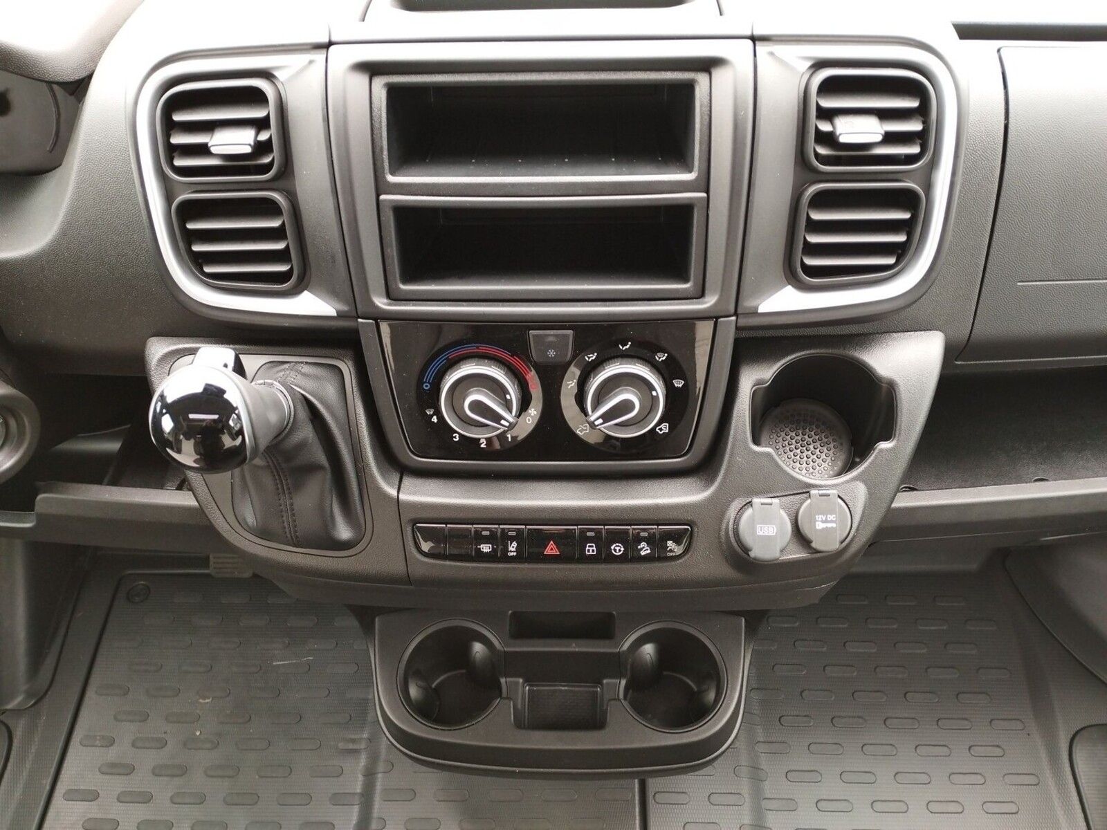 Fahrzeugabbildung Sunlight Adventure T 67 Automatik, Dörr Edition, TV