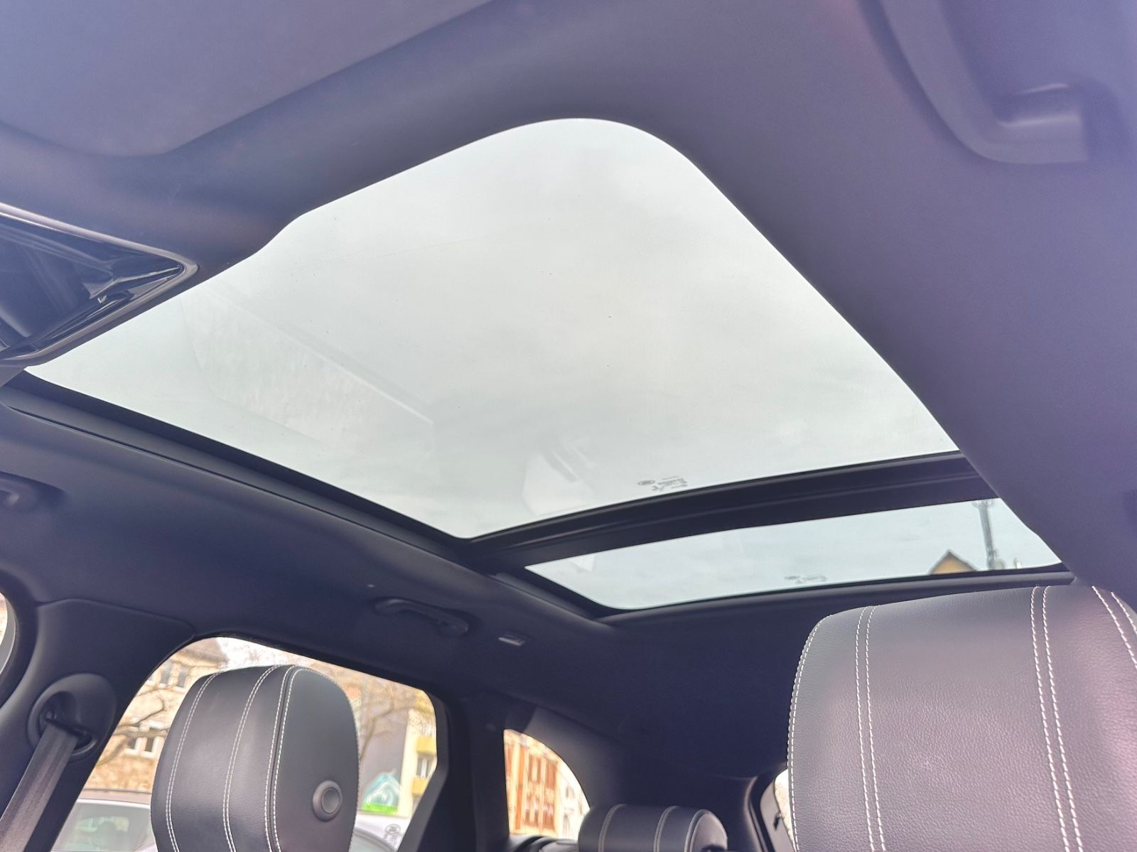 Fahrzeugabbildung Land Rover RANGE ROVER VELAR SE*MOD.2021+AHK+PANO+U.V.M*