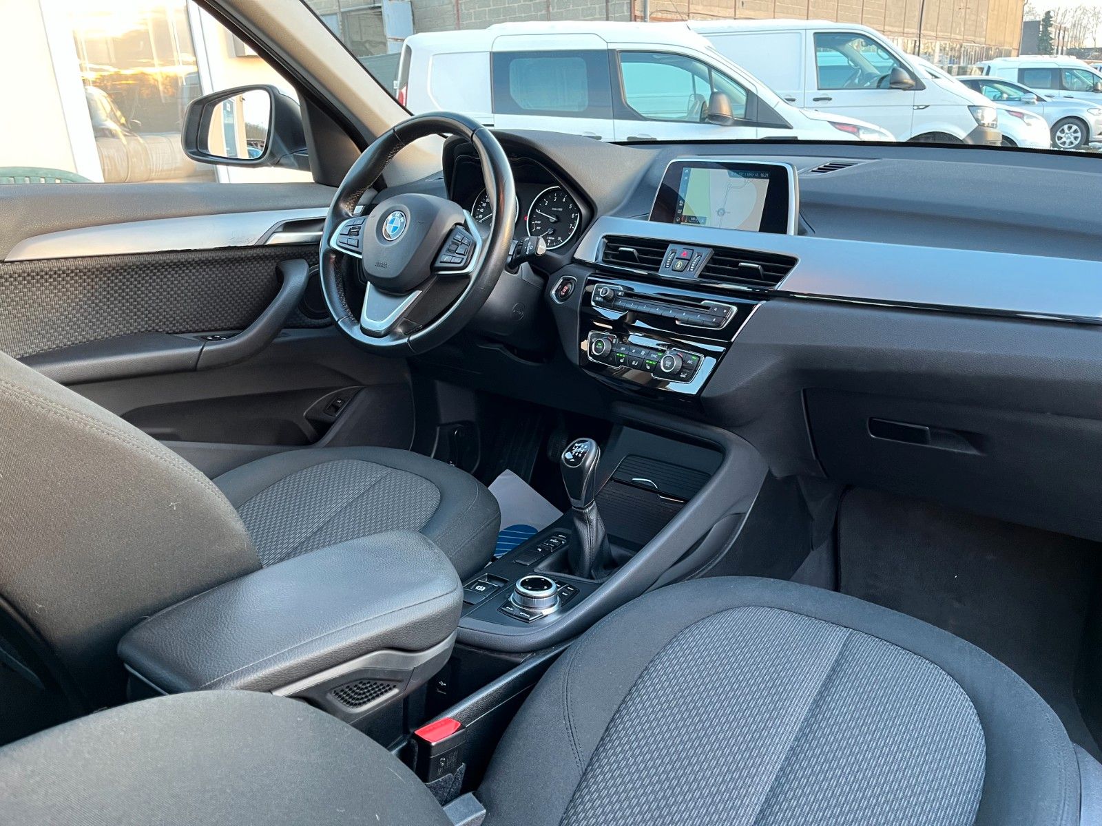 Fahrzeugabbildung BMW X1 sDrive18i Navi Tempomat 1.HAND SHZ PDC SPORT