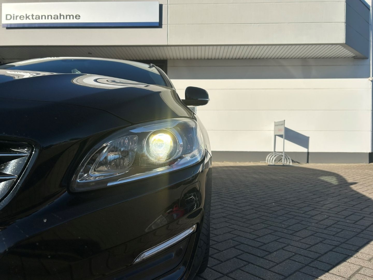 Fahrzeugabbildung Volvo V60 D3 Linje Svart Pano Leder digital SHZ H&R Ka