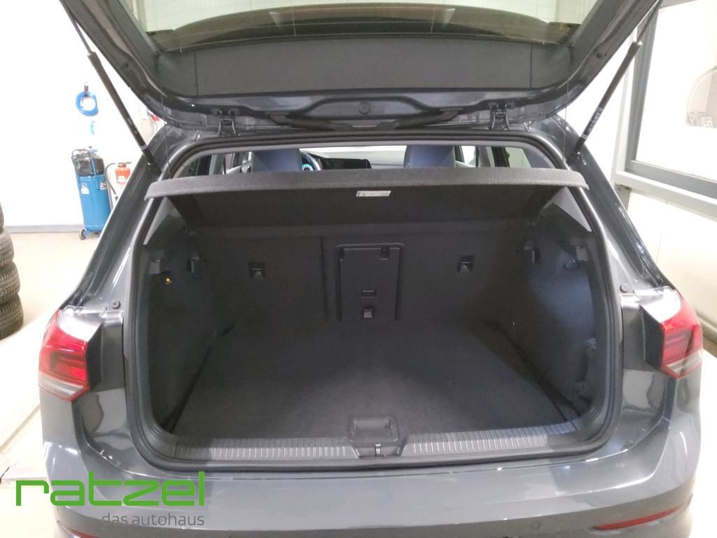 Fahrzeugabbildung Volkswagen Golf VIII Life 2.0 TDI DSG Navi AHK Kamera ACC L