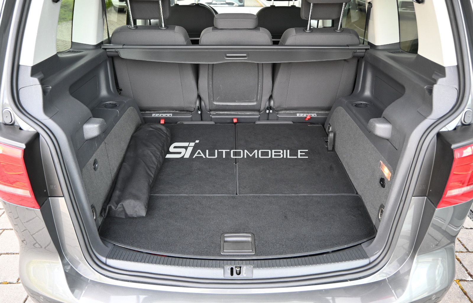 Fahrzeugabbildung Volkswagen Touran 1.2 TSI LIFE °AHK°STANDHEIZ°7-SITZE°