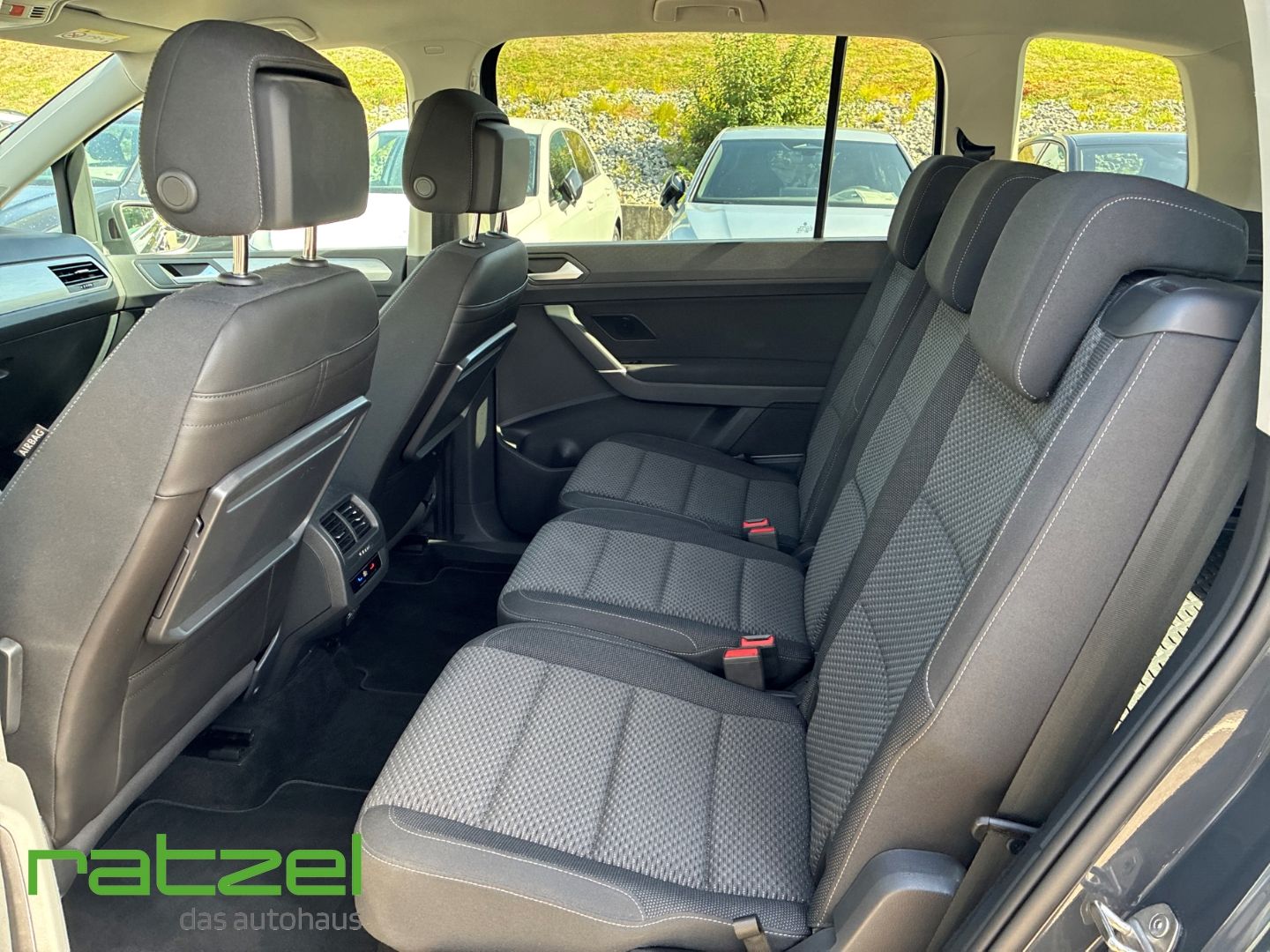 Fahrzeugabbildung Volkswagen Touran Comfortline 1.5 TSI DSG 7-Sitzer AHK ACC