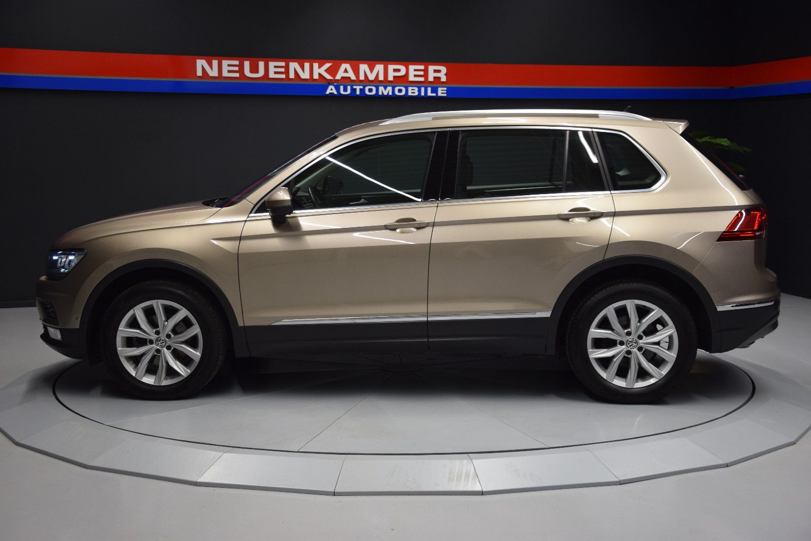 Fahrzeugabbildung Volkswagen Tiguan Highline 4Motion AHK el.Heckklappe ACC
