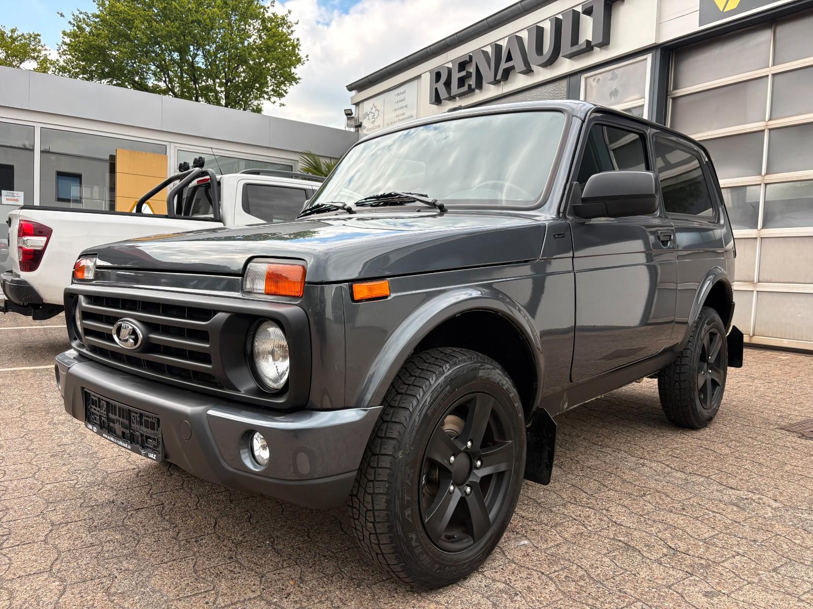 Lada Niva Urban Black Edition, Mike Sanders