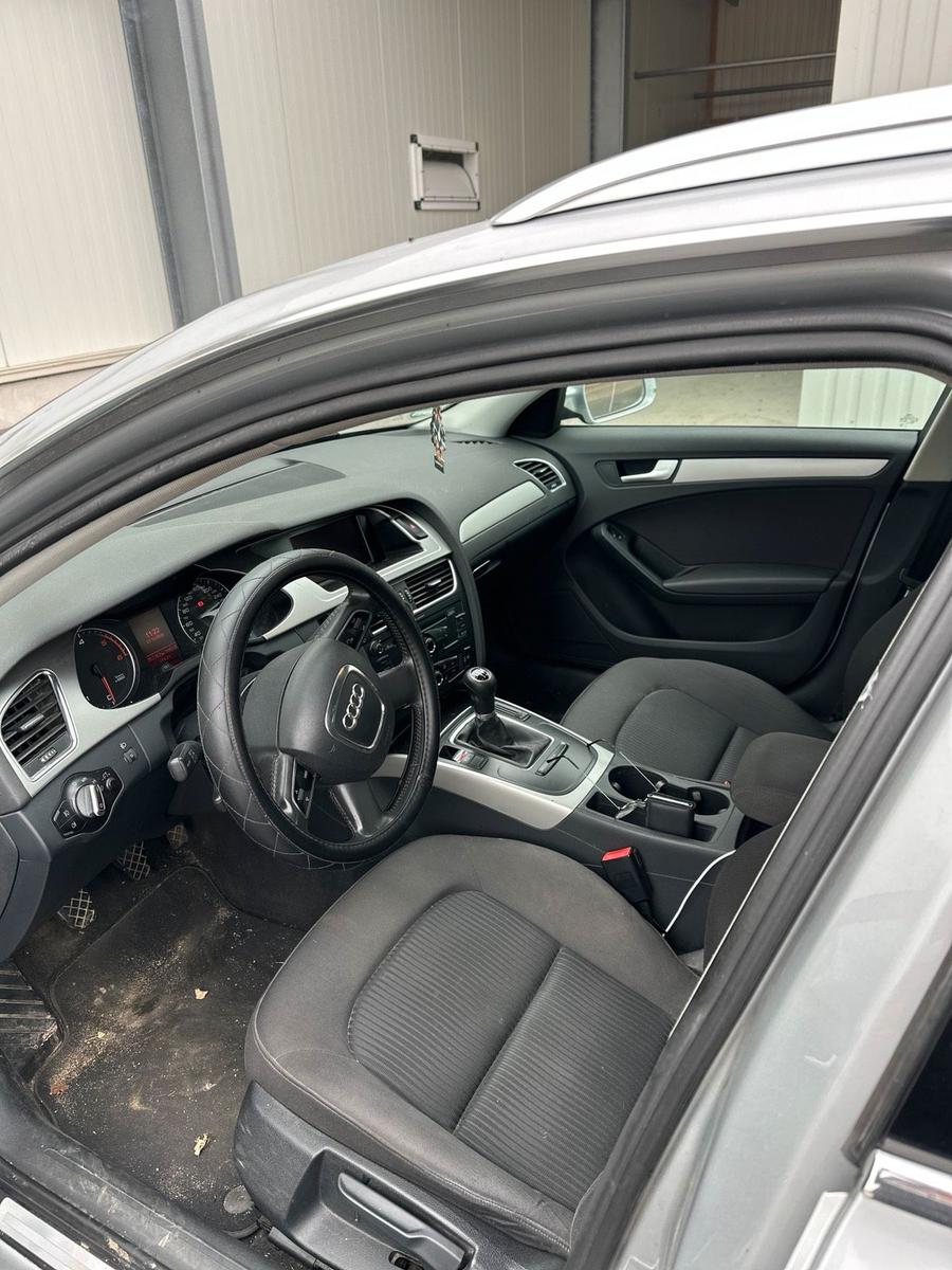 Audi A4 2010 — салон
