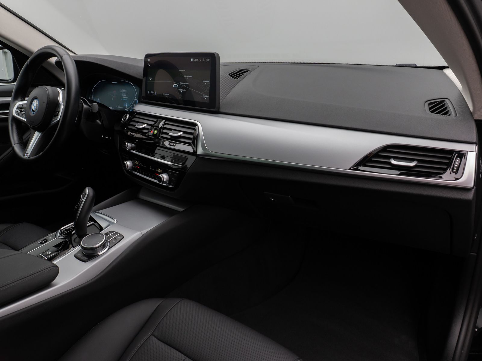 Fahrzeugabbildung BMW 530e Panorama DAB HiFi CockPitPro Alarm PDC LED