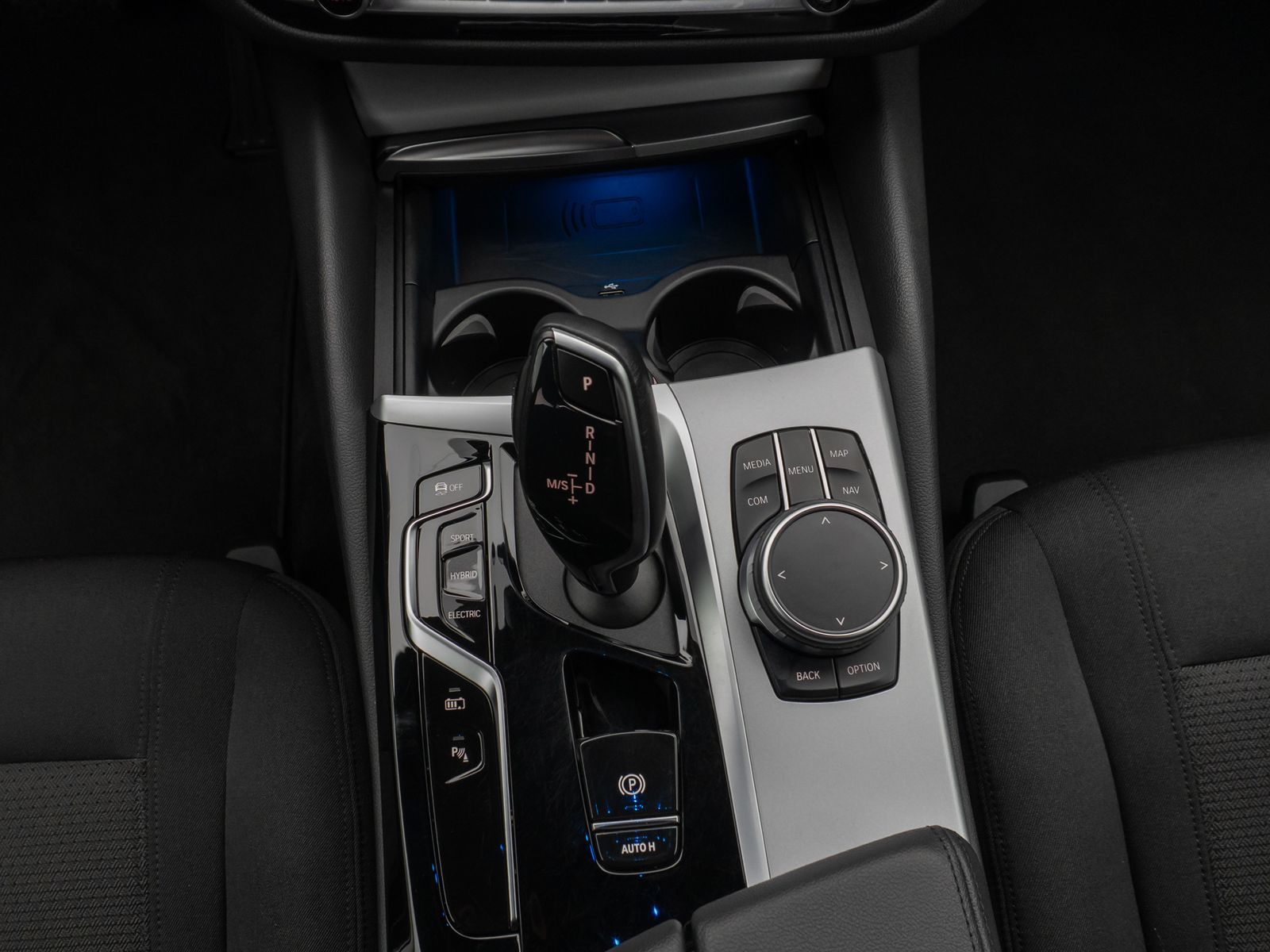Fahrzeugabbildung BMW 530e xD HUD DAB CockPitPro PDC Komfort Alarm LED