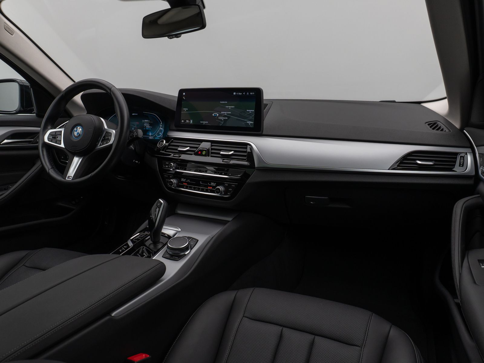 Fahrzeugabbildung BMW 530e Panorama DAB HiFi CockPitPro Alarm PDC LED