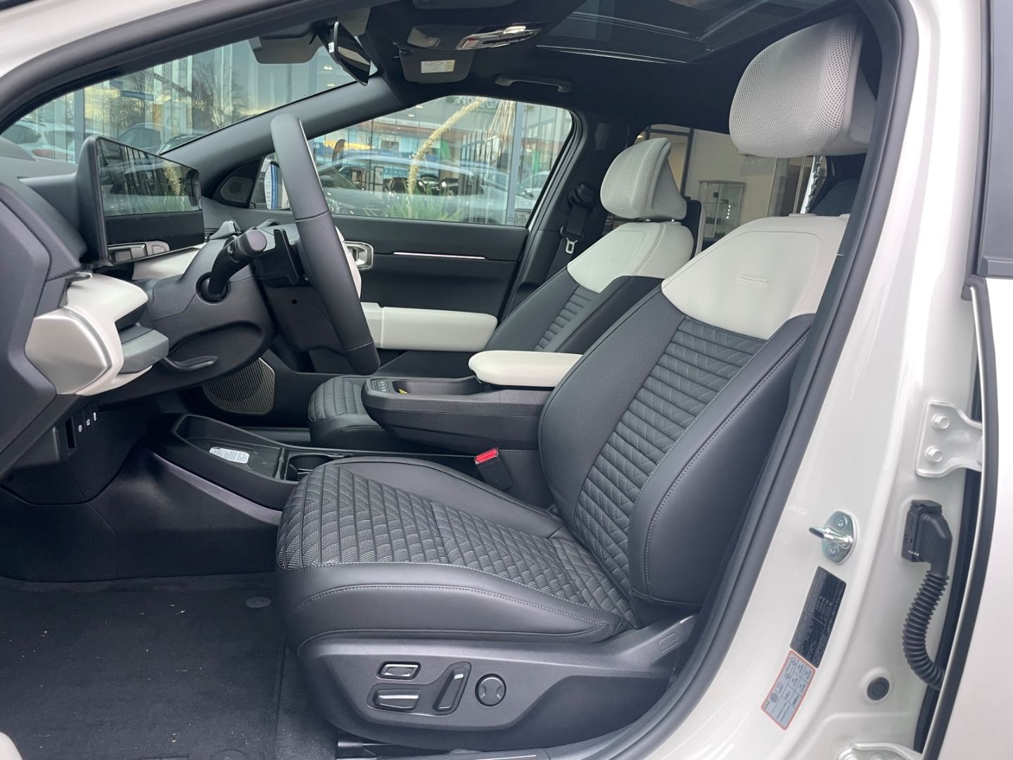 Fahrzeugabbildung Kia EV4 Fastback Kamera Schiebedach Sitzbelüftung