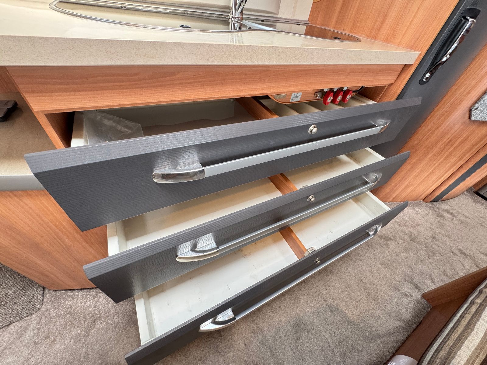 Fahrzeugabbildung Hobby 545 KMF DE LUXE SAT TV MOVER RUNDSITZGRUPPE