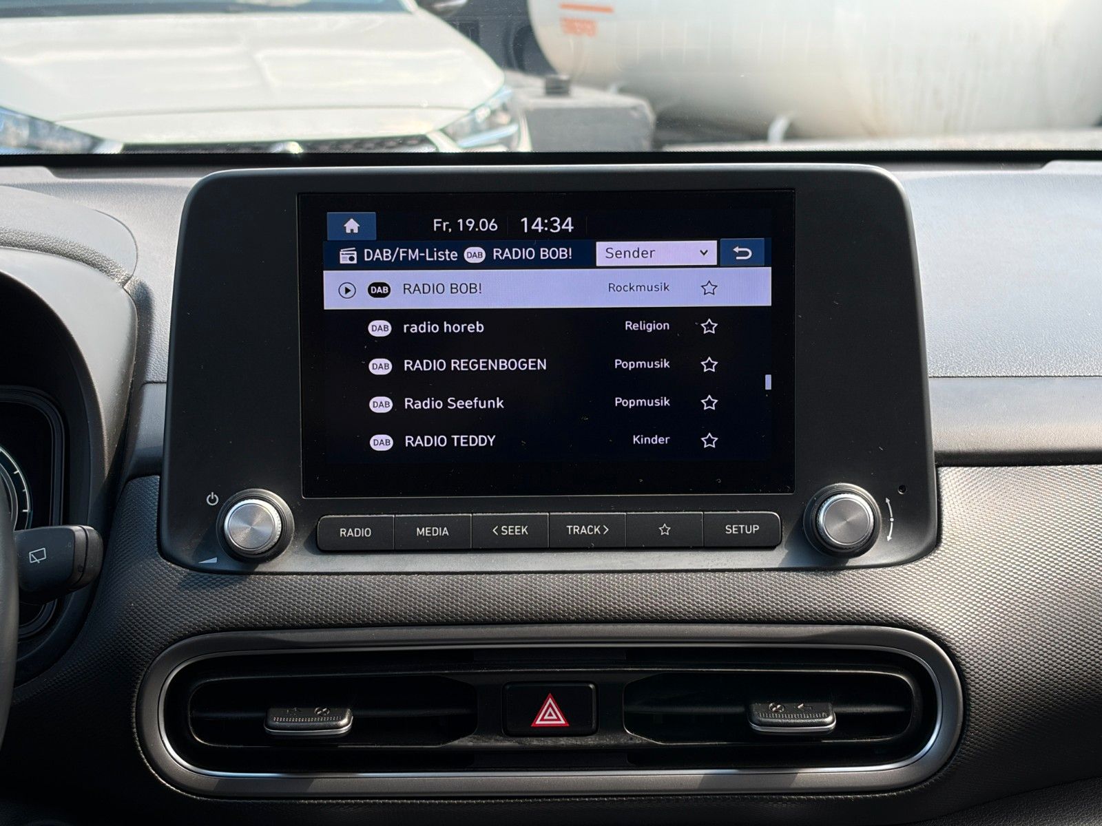 Fahrzeugabbildung Hyundai KONA E Select CarPlay Kamera LHZ SHZ ACC KZG