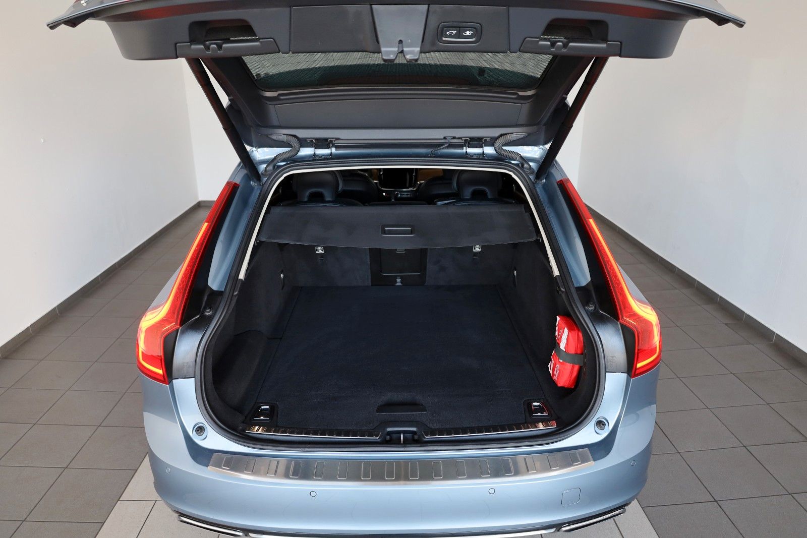 Fahrzeugabbildung Volvo V90 Kombi Inscription AWD Leder,Navi,LED,ACC,AHK