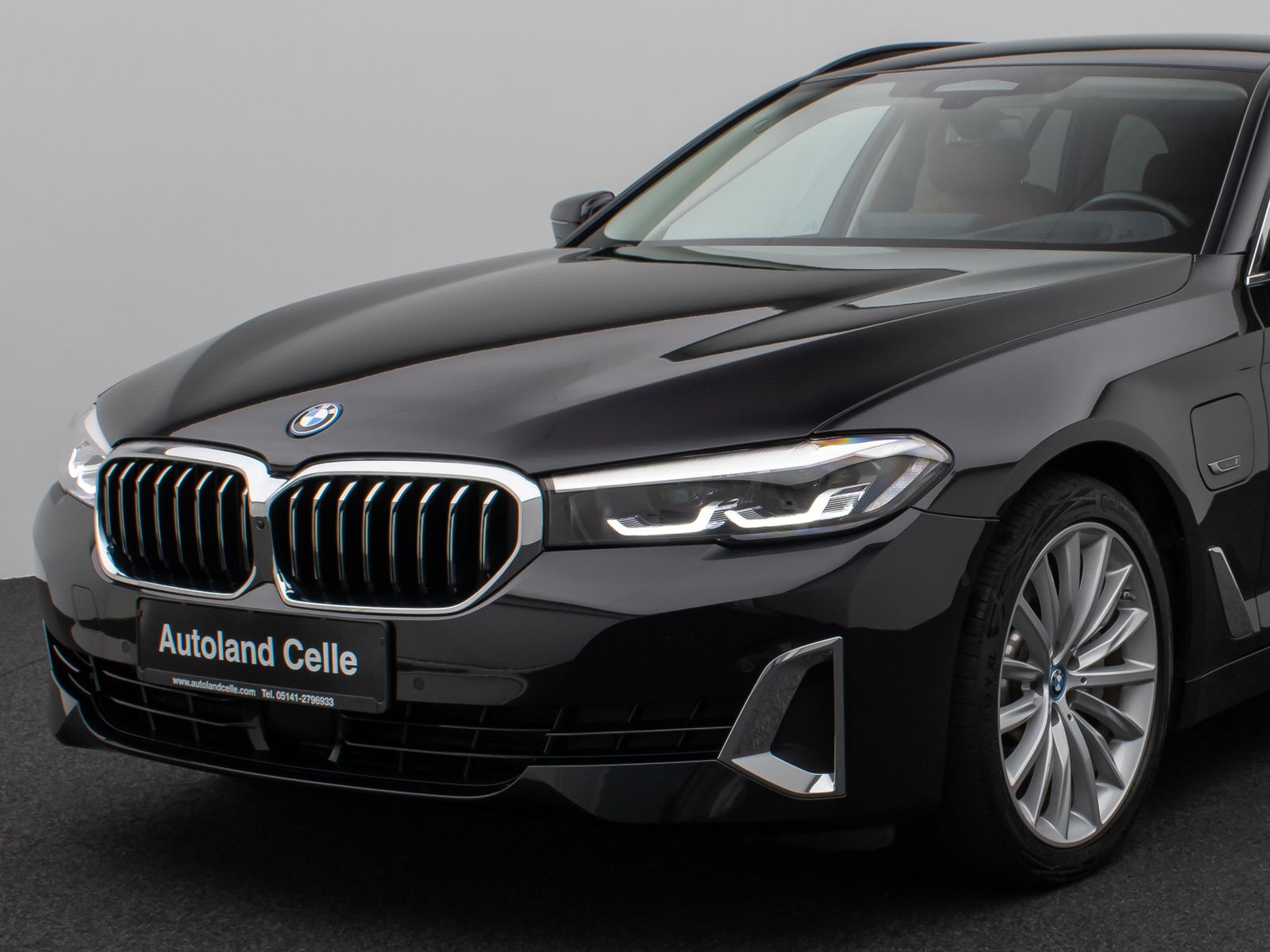 Fahrzeugabbildung BMW 530e xD LuxuryLine 360°HUD DAB AHK Komfort Sport