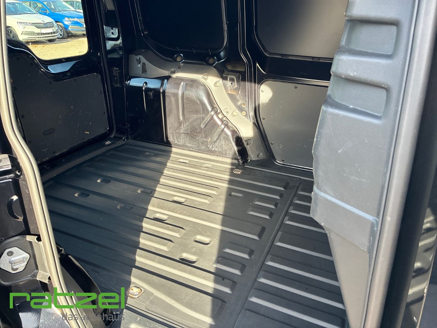 Fahrzeugabbildung Volkswagen Caddy Cargo 1.5 TSI EcoProfi AHK+Navigation