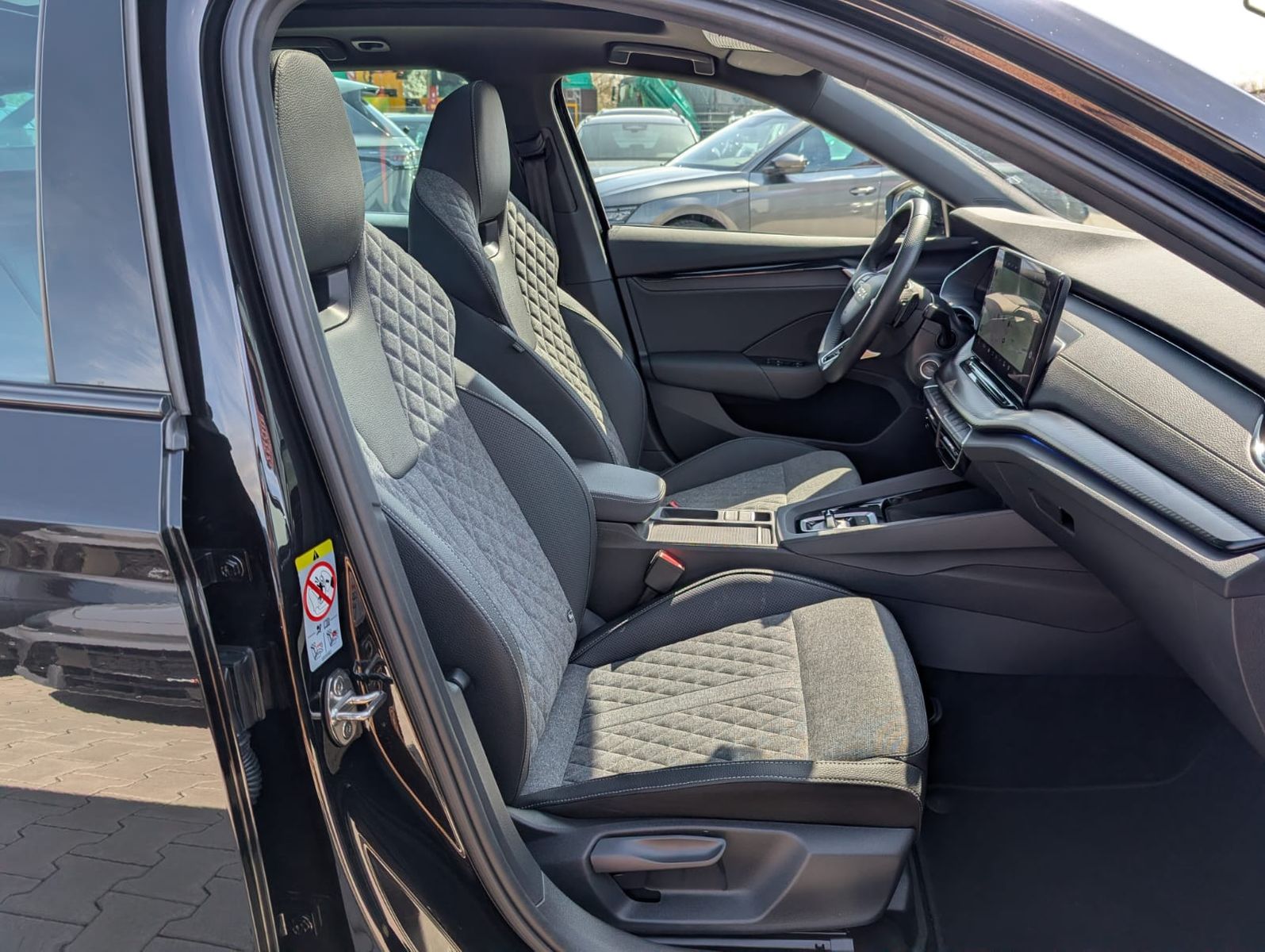Fahrzeugabbildung SKODA Octavia 1.5 DSG Sportline PANO*MATRIX*AHK*5J.GAR