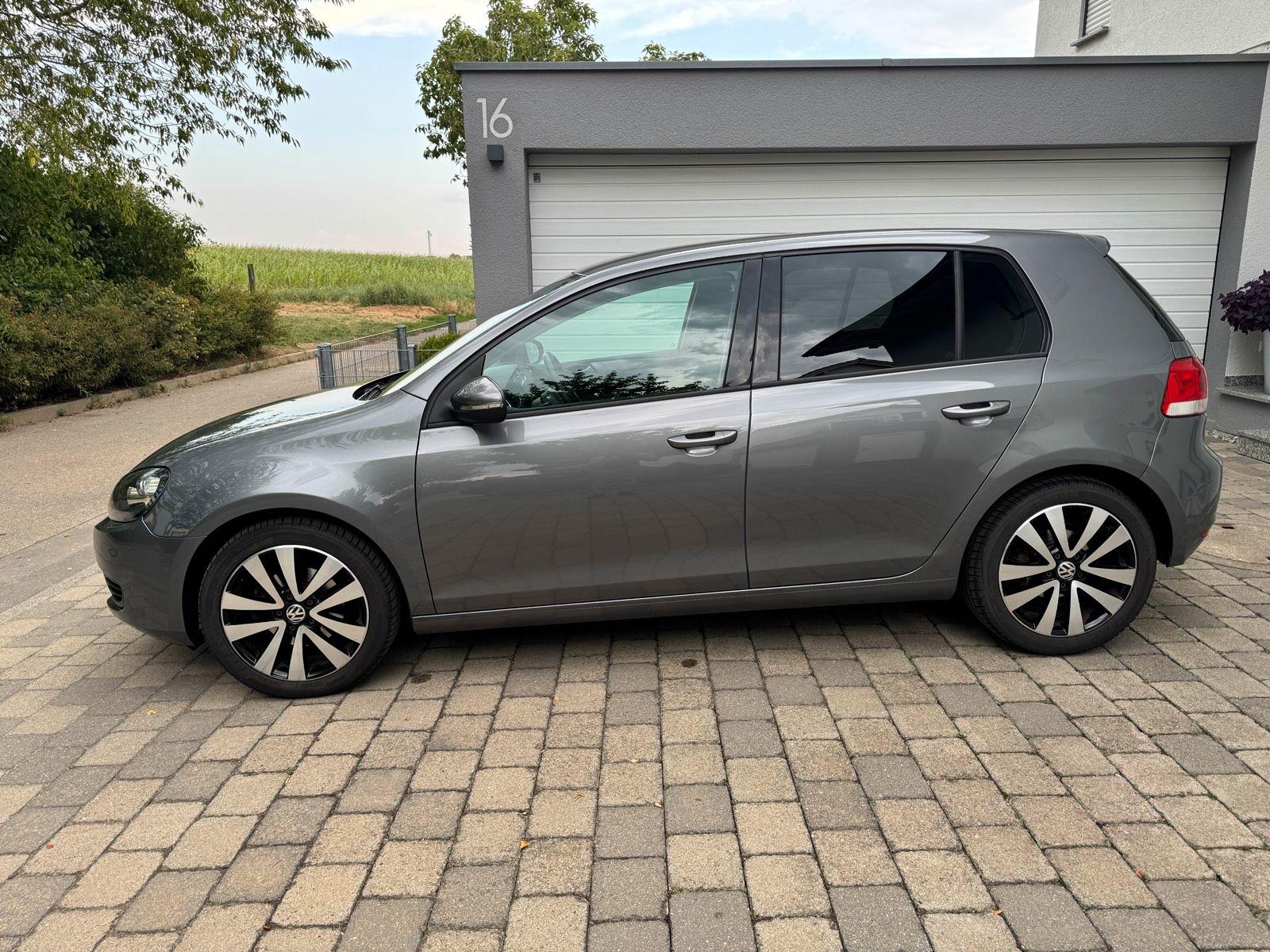 Volkswagen Golf 2009 — rear view