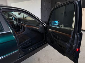 BMW 728 - 7