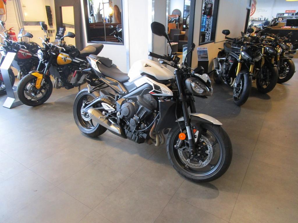 Triumph STREET TRIPLE R ABS A2 Schöne Street R div. Zub.