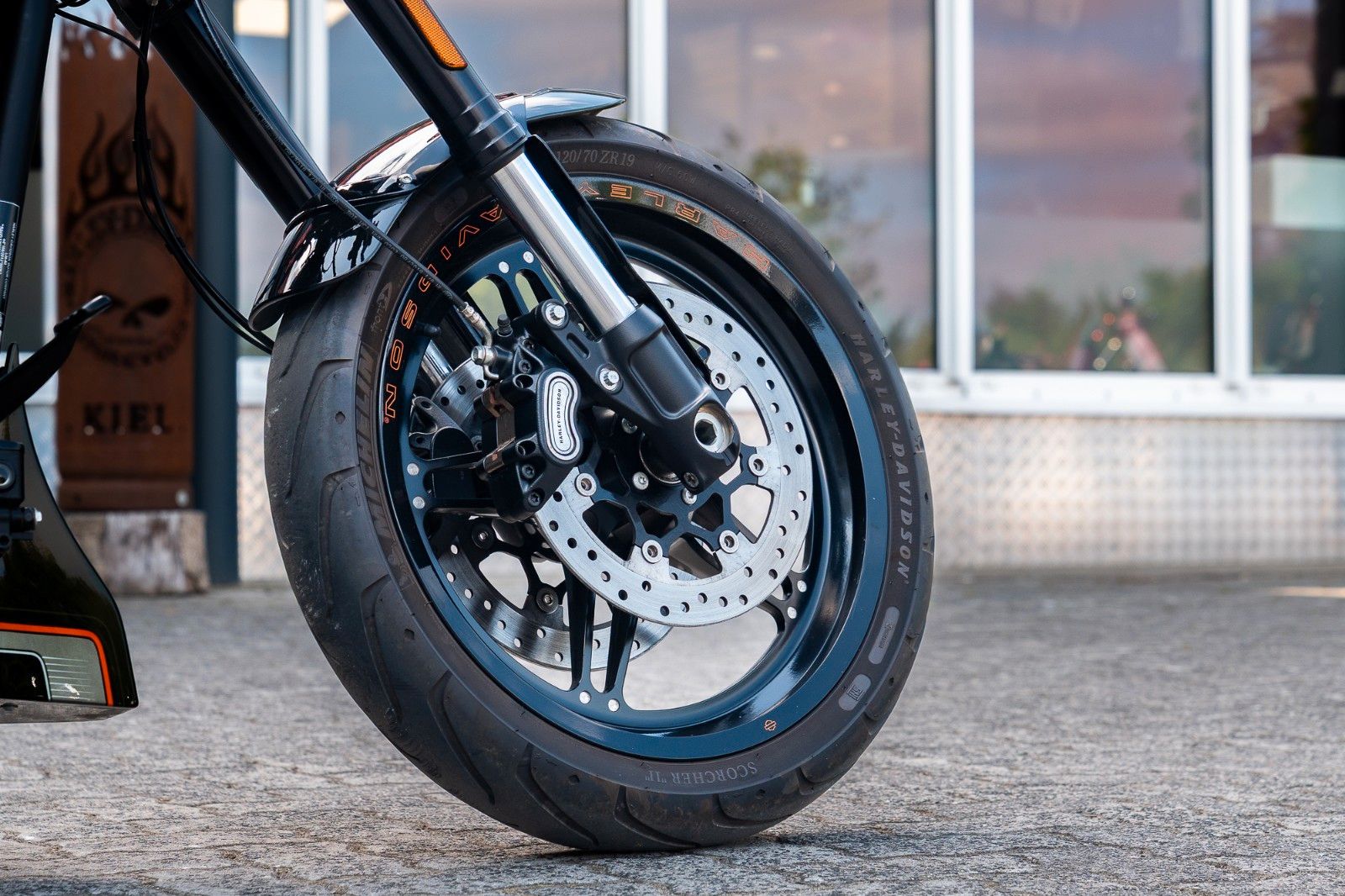 Fahrzeugabbildung Harley-Davidson FXDRS 114 CUI - KESSTECH - SEITLICHER KZH