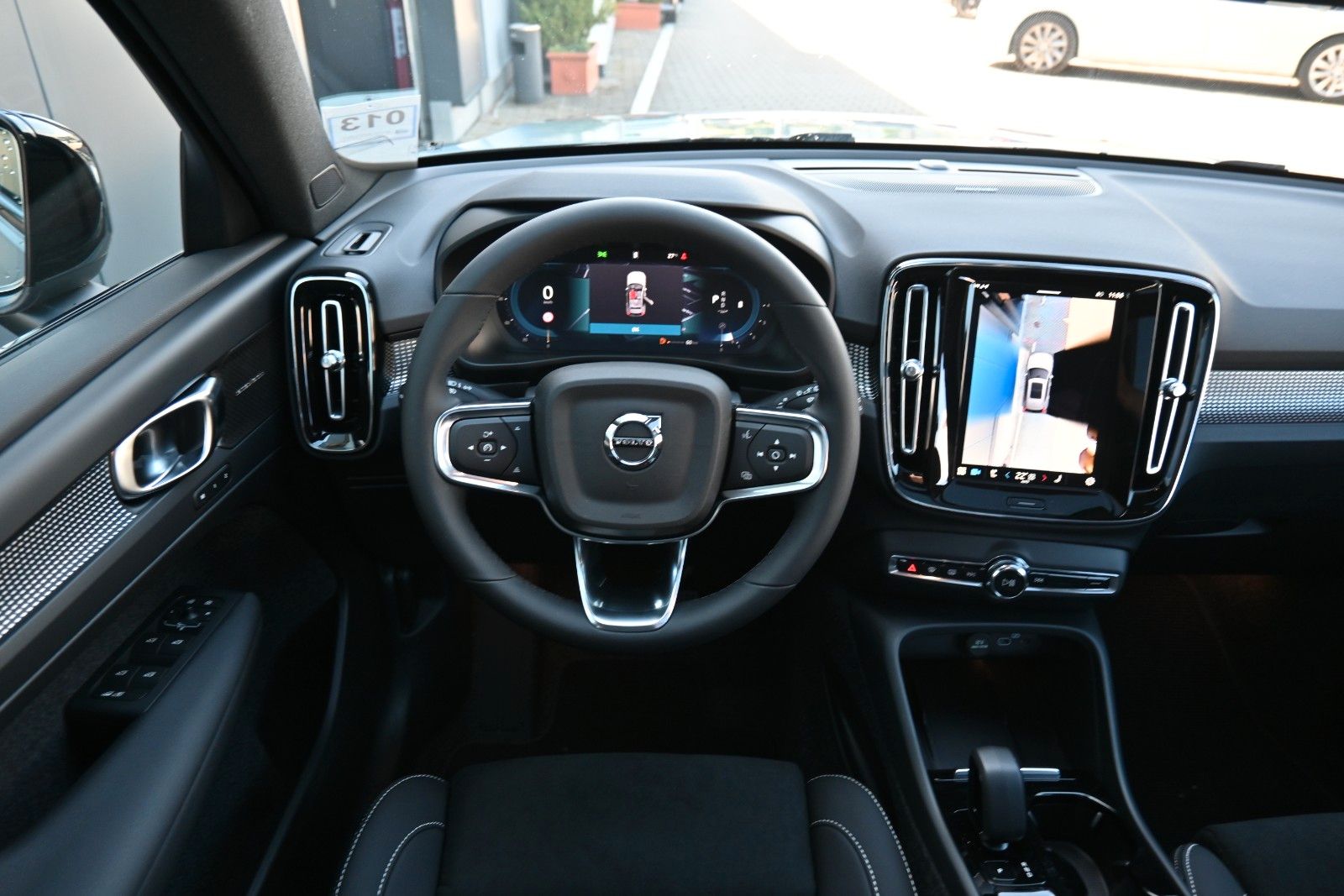 Fahrzeugabbildung Volvo XC40 B4 DKG Ultra Dark*PANO*FSHZG*360°*ACC*AHK