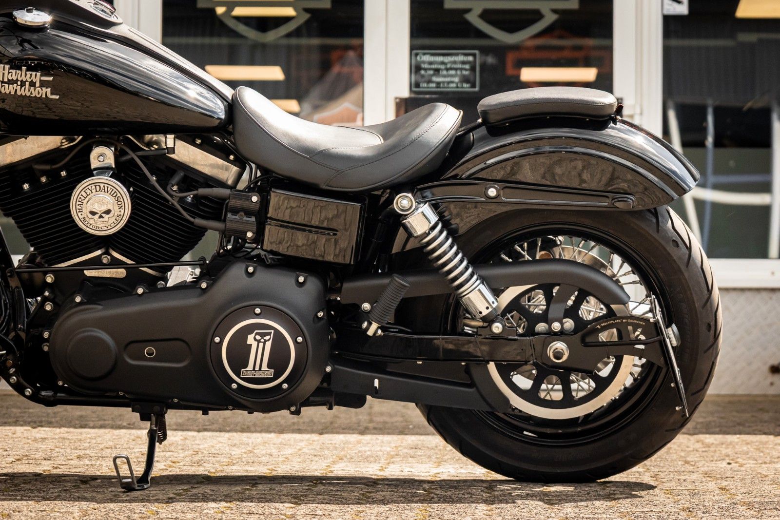 Fahrzeugabbildung Harley-Davidson DYNA STREET BOB FXDB 103 - Vorverlegte Fußrasten