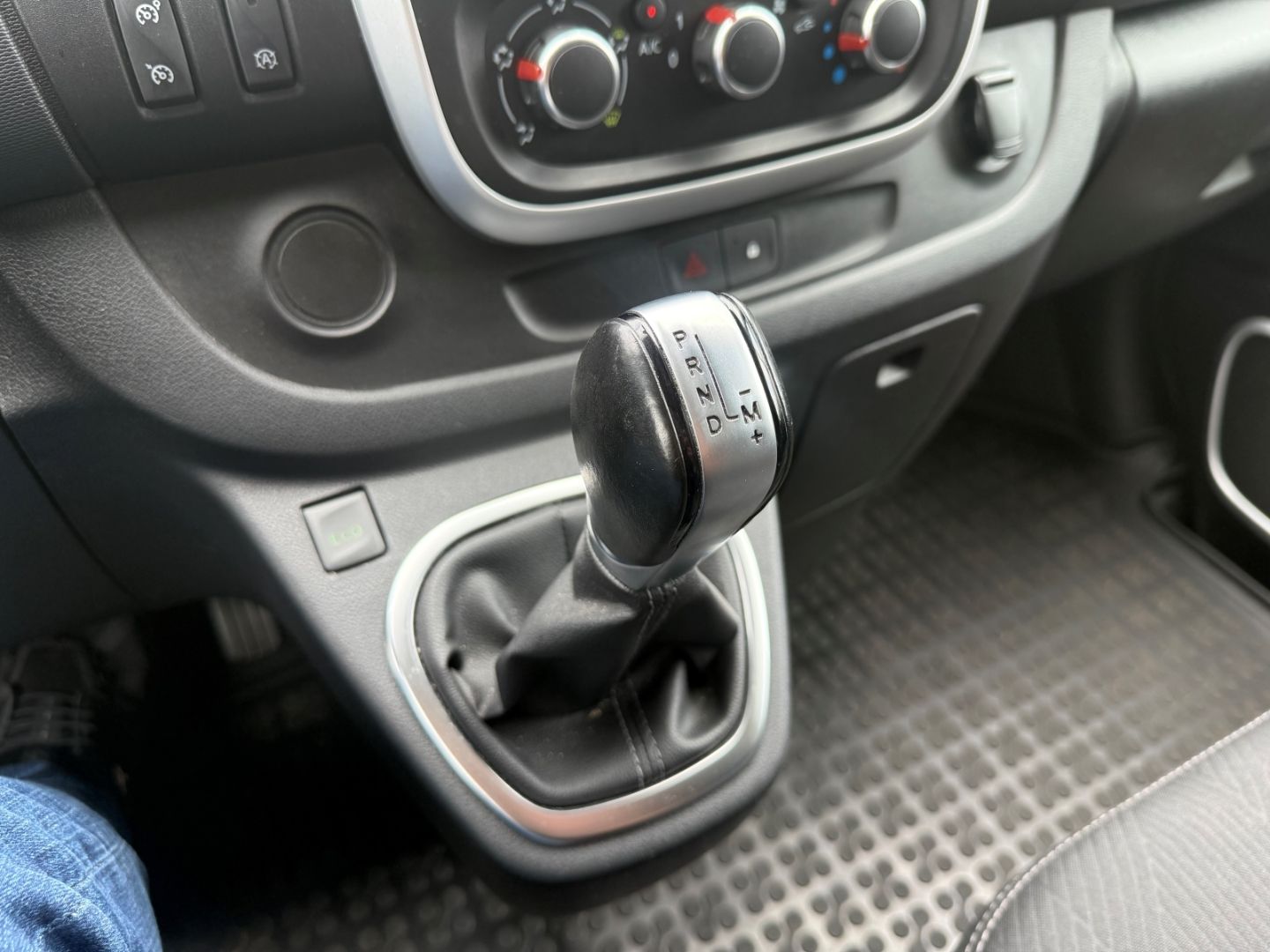 Fahrzeugabbildung Renault Trafic Life L2H1 - 9 Sitze + Rückfahrkamera