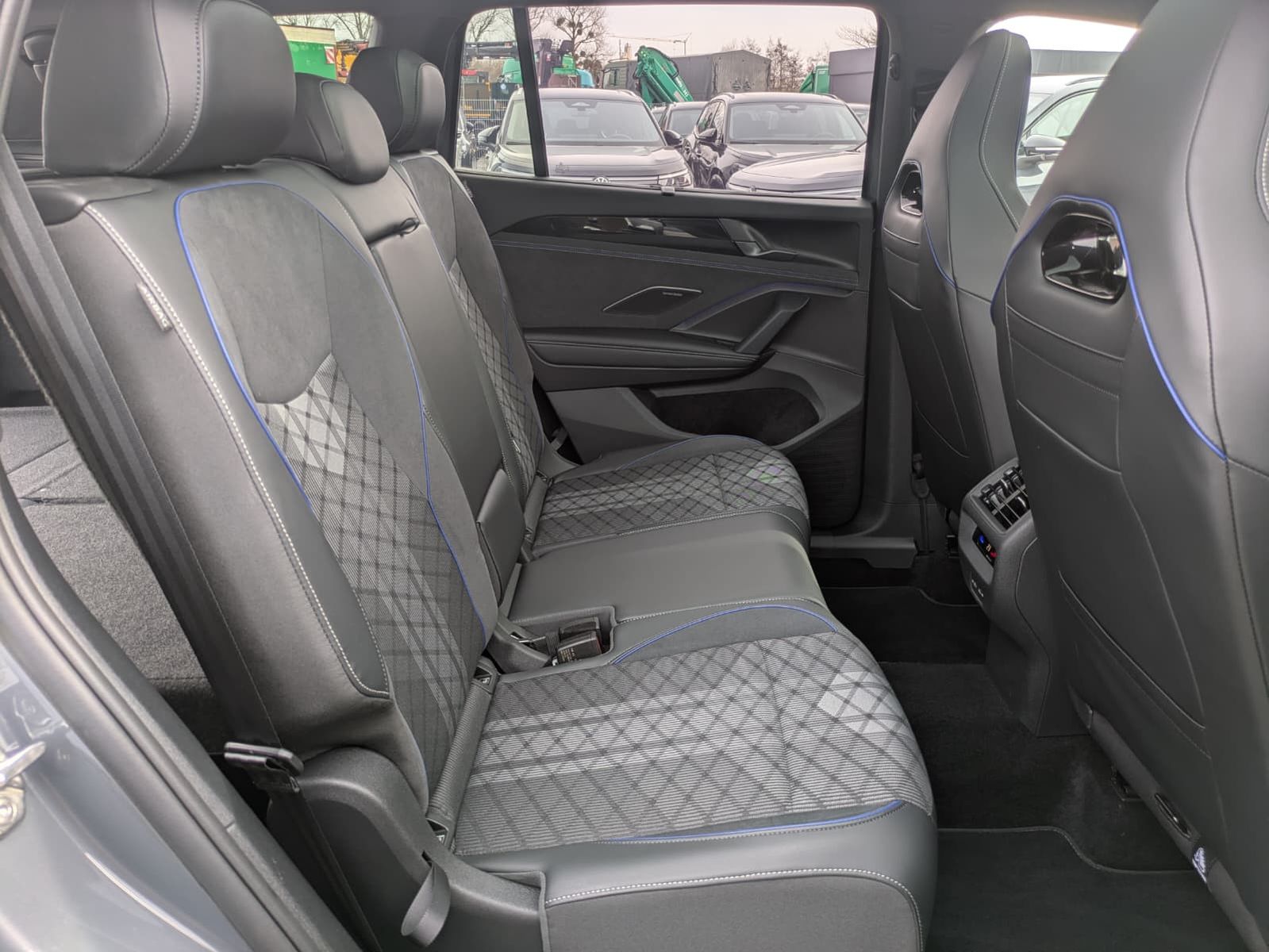Изображение автомобиля Volkswagen Tayron 2.0 TDI 4M R-Line BLACK*7Si*MATRIX*PANO