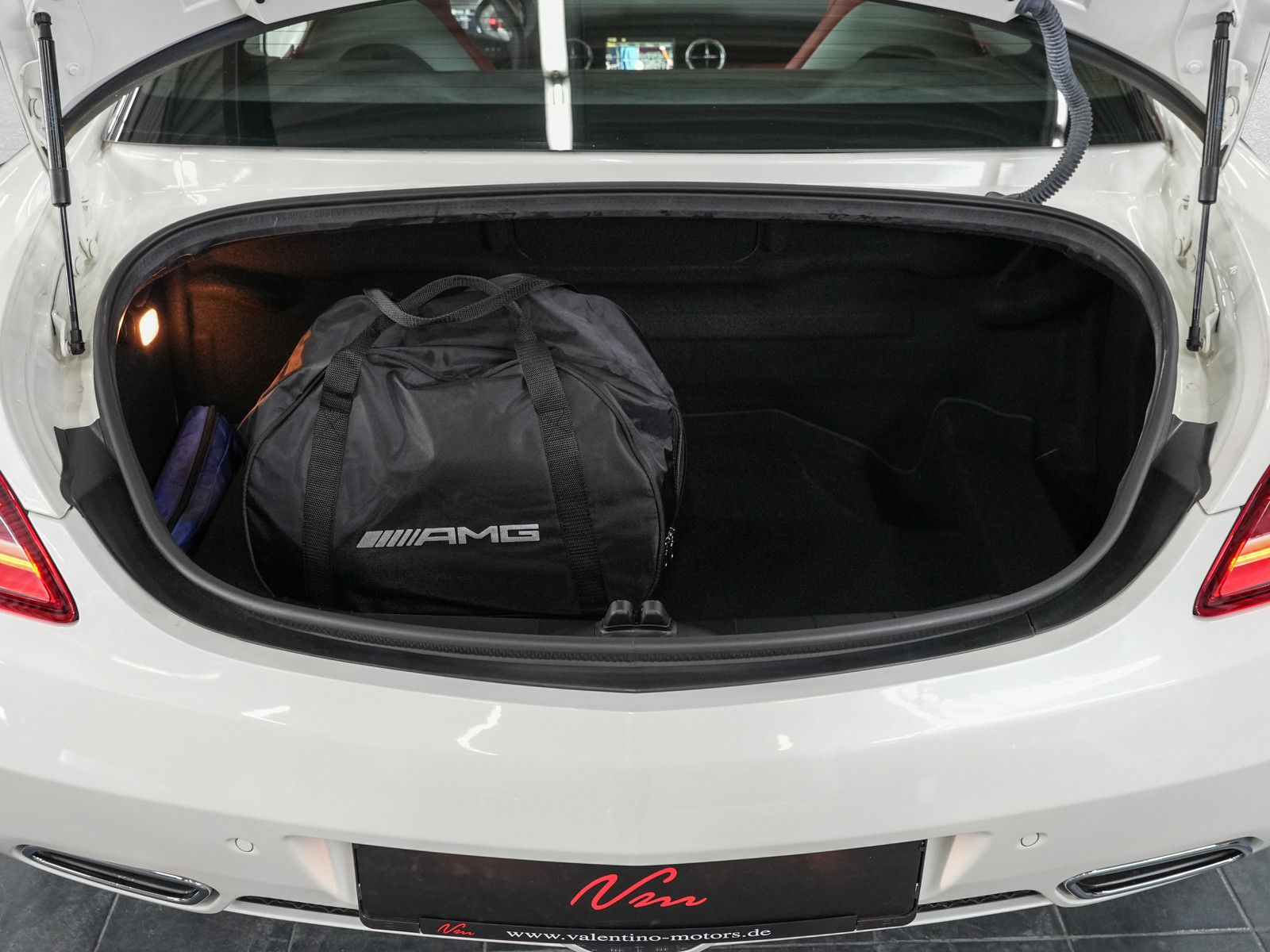 Fahrzeugabbildung Mercedes-Benz SLS AMG Coupe - designo Sonderlack|Carbon Interi