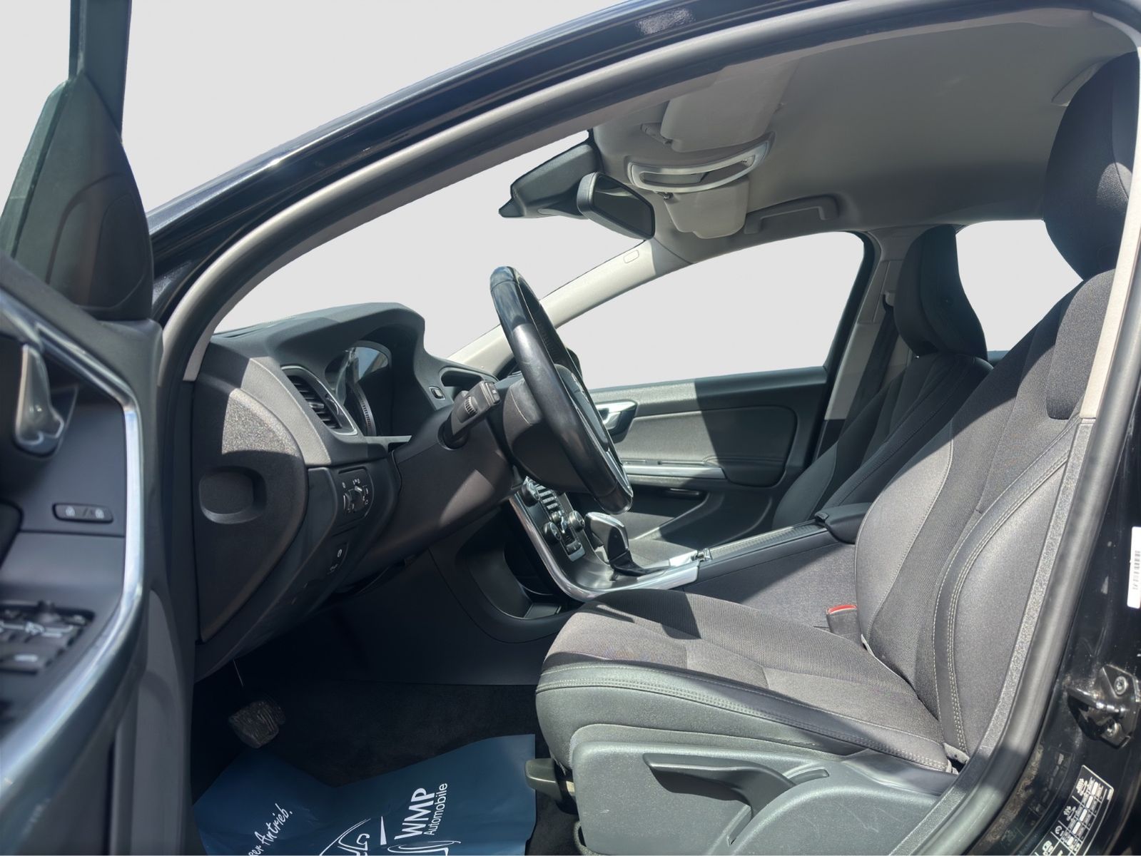 Fahrzeugabbildung Volvo V60 Kombi Momentum/Bi-Xen-./AHK/Temp./Navi/PDC