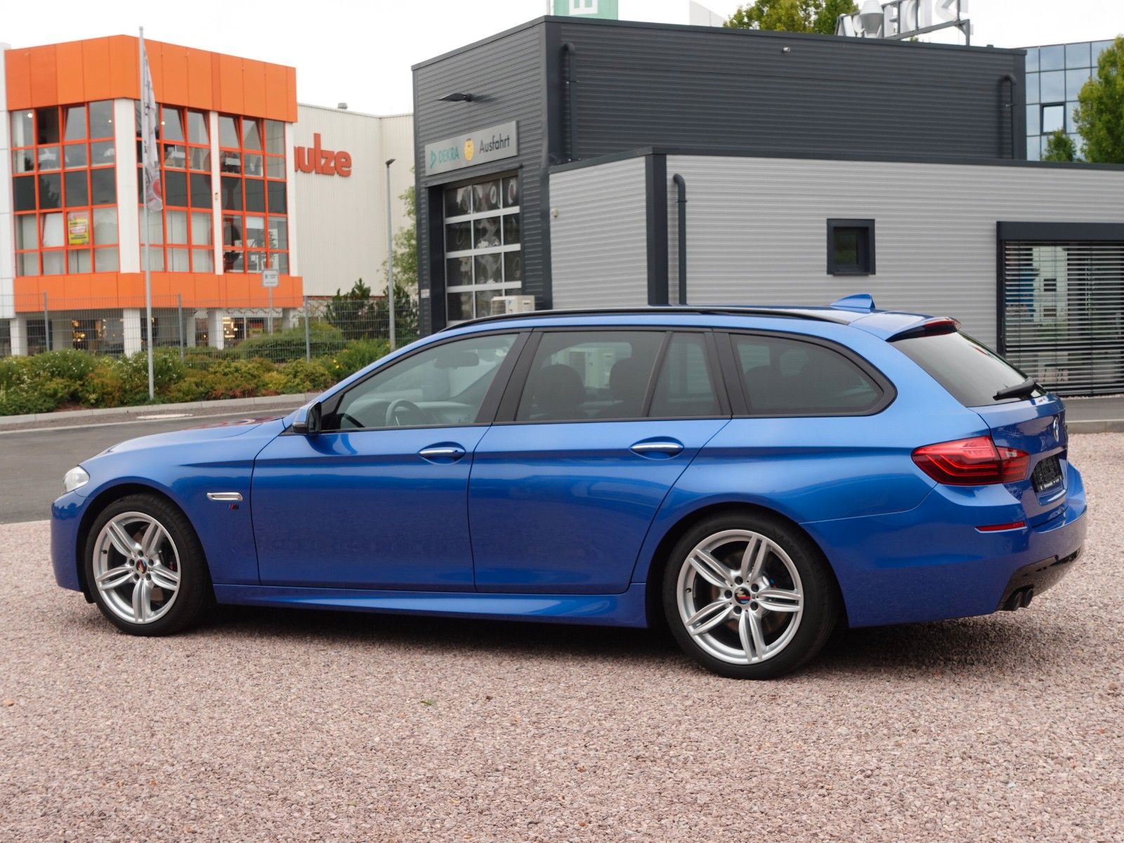Fahrzeugabbildung BMW 530d xDrive Touring A M Sportpaket Navi/LED/19"/