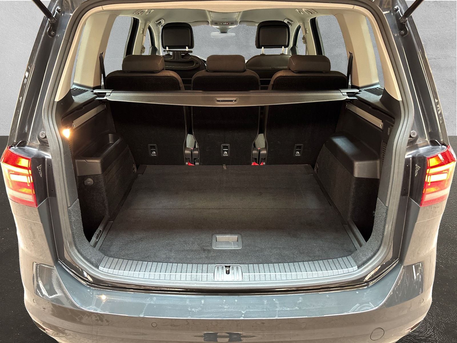 Fahrzeugabbildung Volkswagen Touran 1.5 TSI DSG digitalCP Navi SHZ ACC PDC