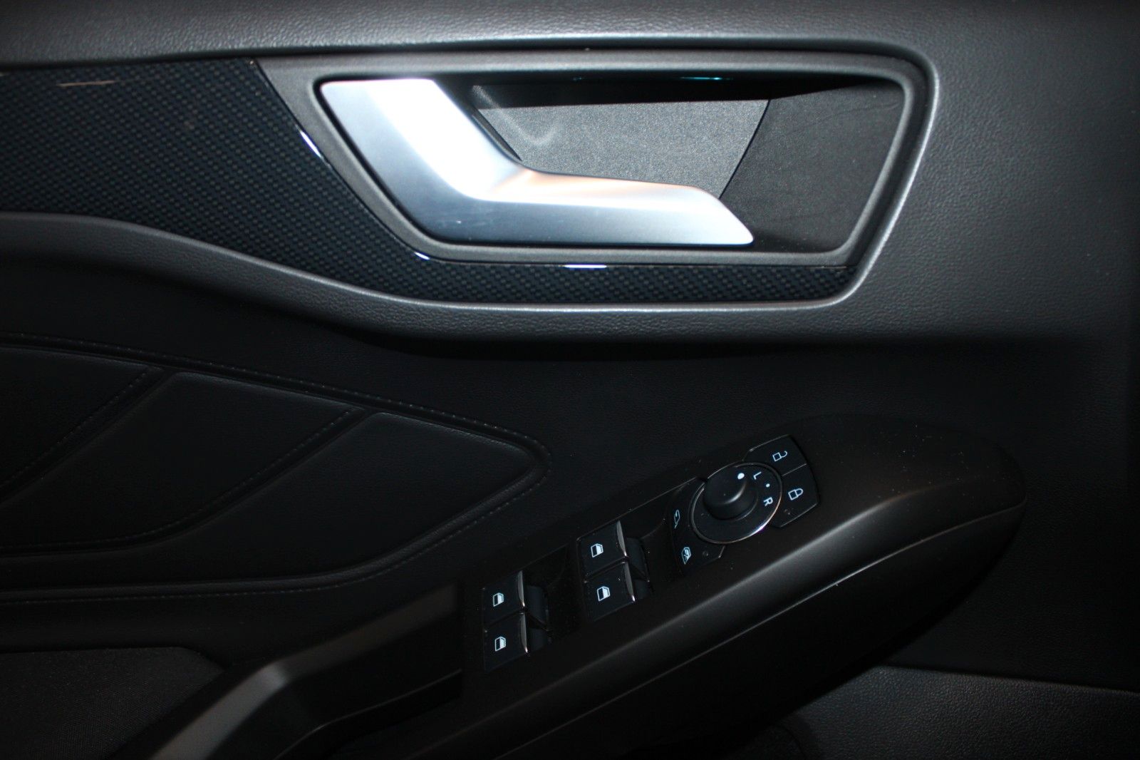 Fahrzeugabbildung Ford Focus ST-Line X Aut. LED ACC Leder Pano HUD Wint
